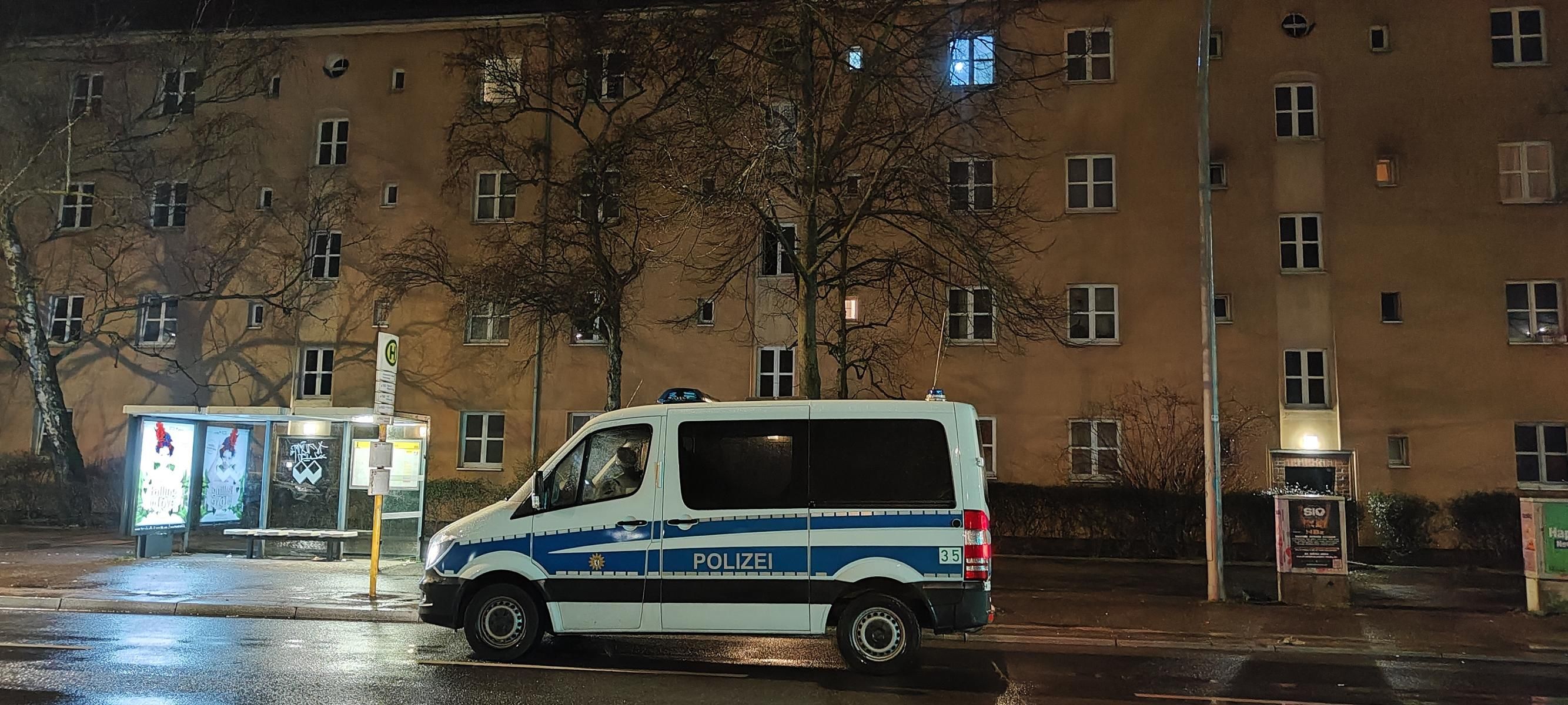 Treptow-Köpenick: Mann bei Streit verletzt, Polizei findet Drogen - Festnahme