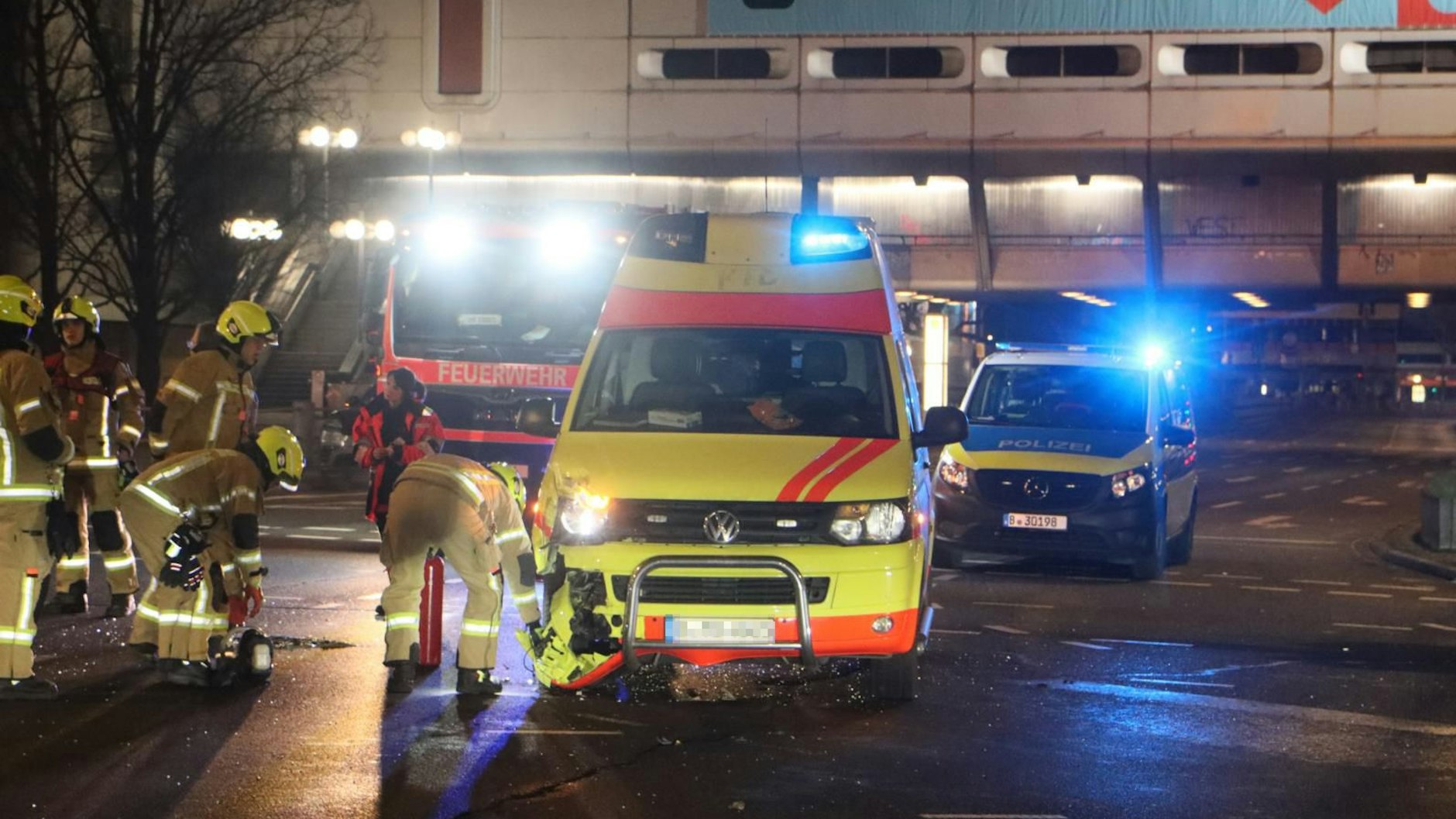 Auf dem Messedamm in Charlottenburg krachten ein privater Krankenwagen und ein Range Rover ineinander - es entstand hoher Sachschaden.