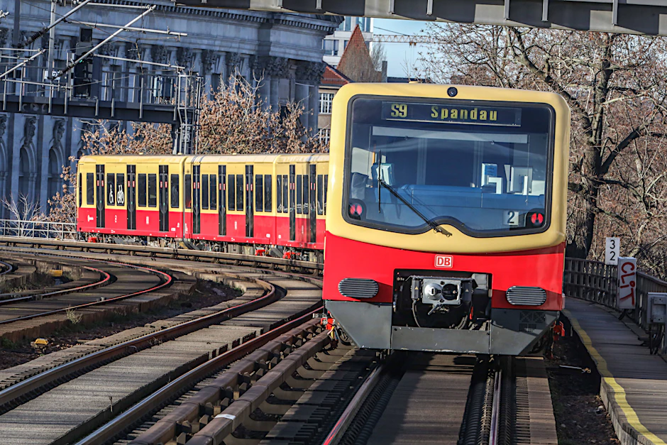 Ein 37-Jähriger soll in der S9 eine Frau attackiert haben.