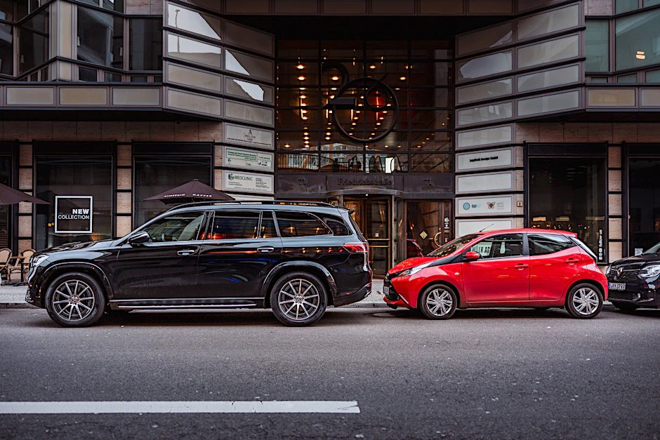 Umwelthilfe: Große Autos (SUV) sollen in einigen Orten Deutschlands höhere Parkgebühren bezahlen.