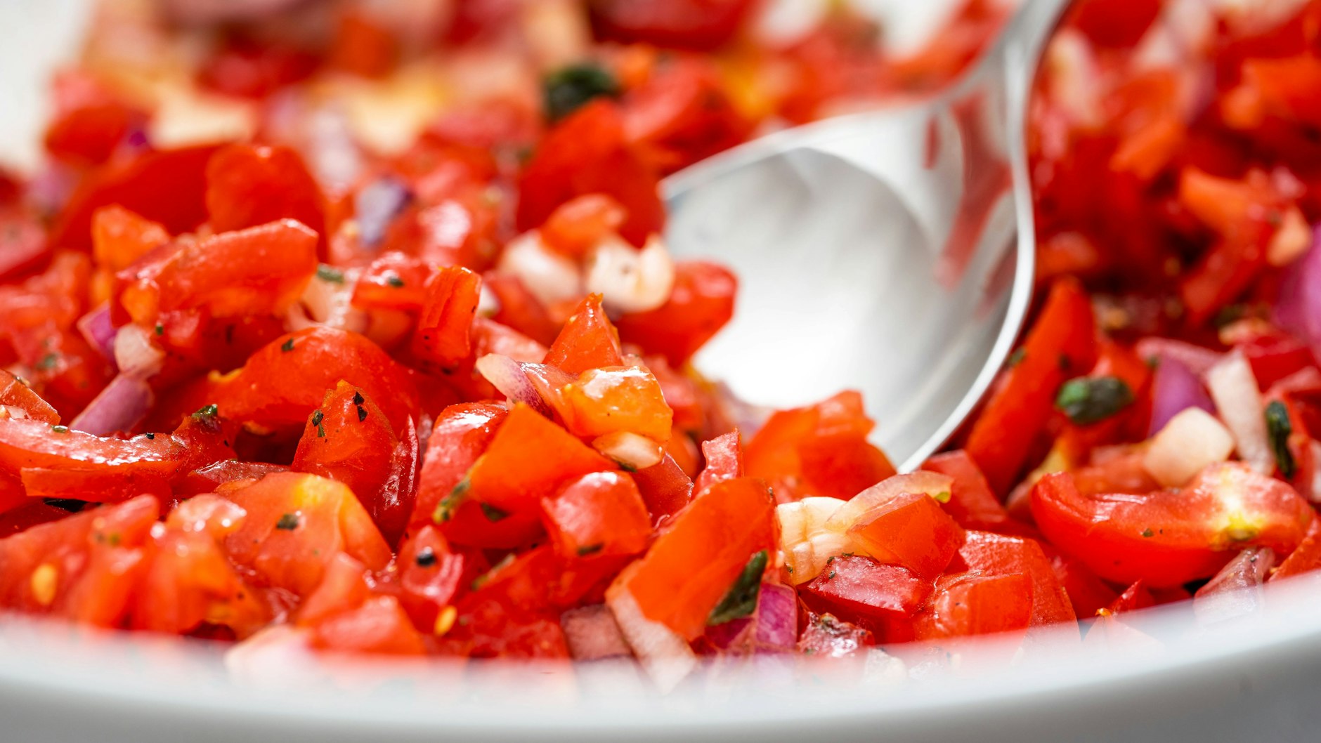 Tomatensalat muss nicht schwierig sein - einfache Varianten tun es auch. Das einfachste Rezept setzt auf frische Tomaten, Zwiebeln und etwas Basilikum.