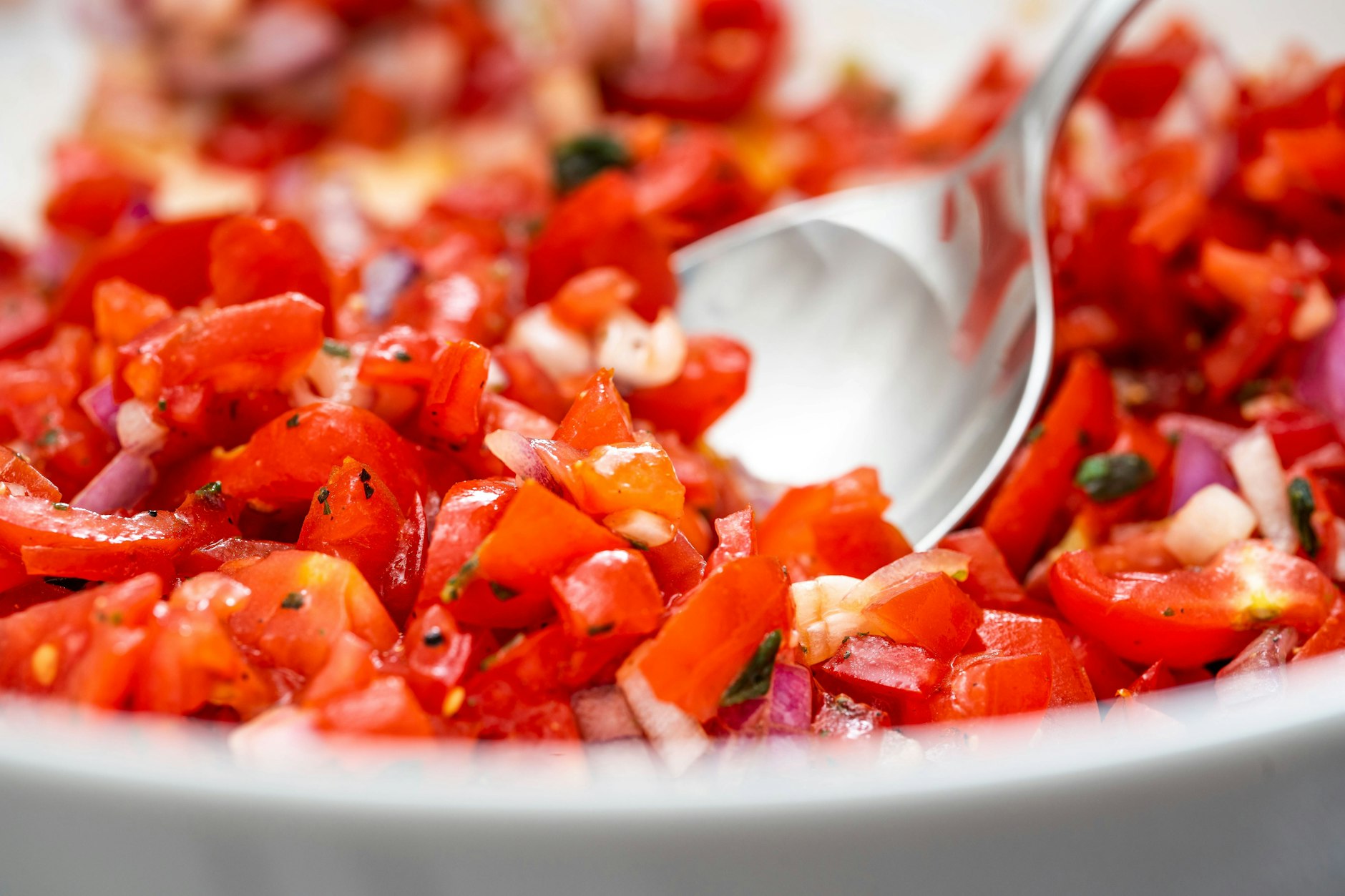 Tomatensalat muss nicht schwierig sein - einfache Varianten tun es auch. Dieses Rezept setzt auf frische Tomaten, Zwiebeln und etwas Basilikum.