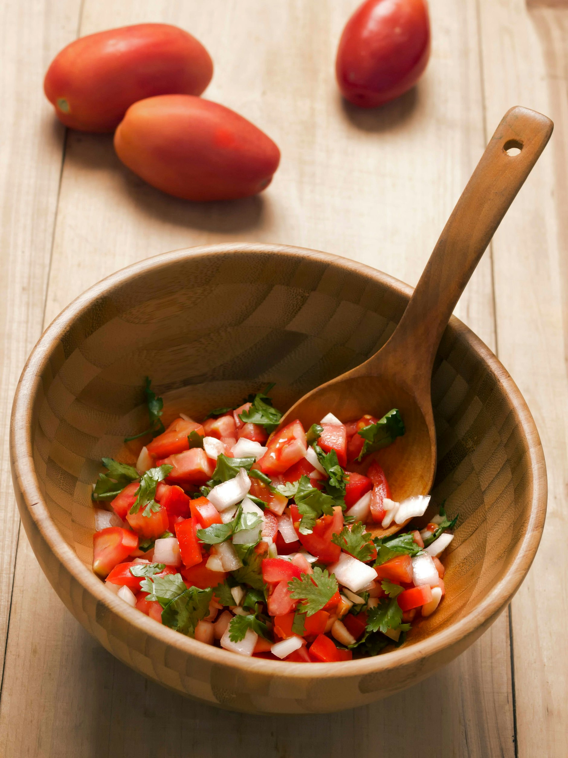 Der leckere Tomatensalat ist supereinfach zu machen - und das Rezept eignet sich auch als Grundlage für Bruschetta.