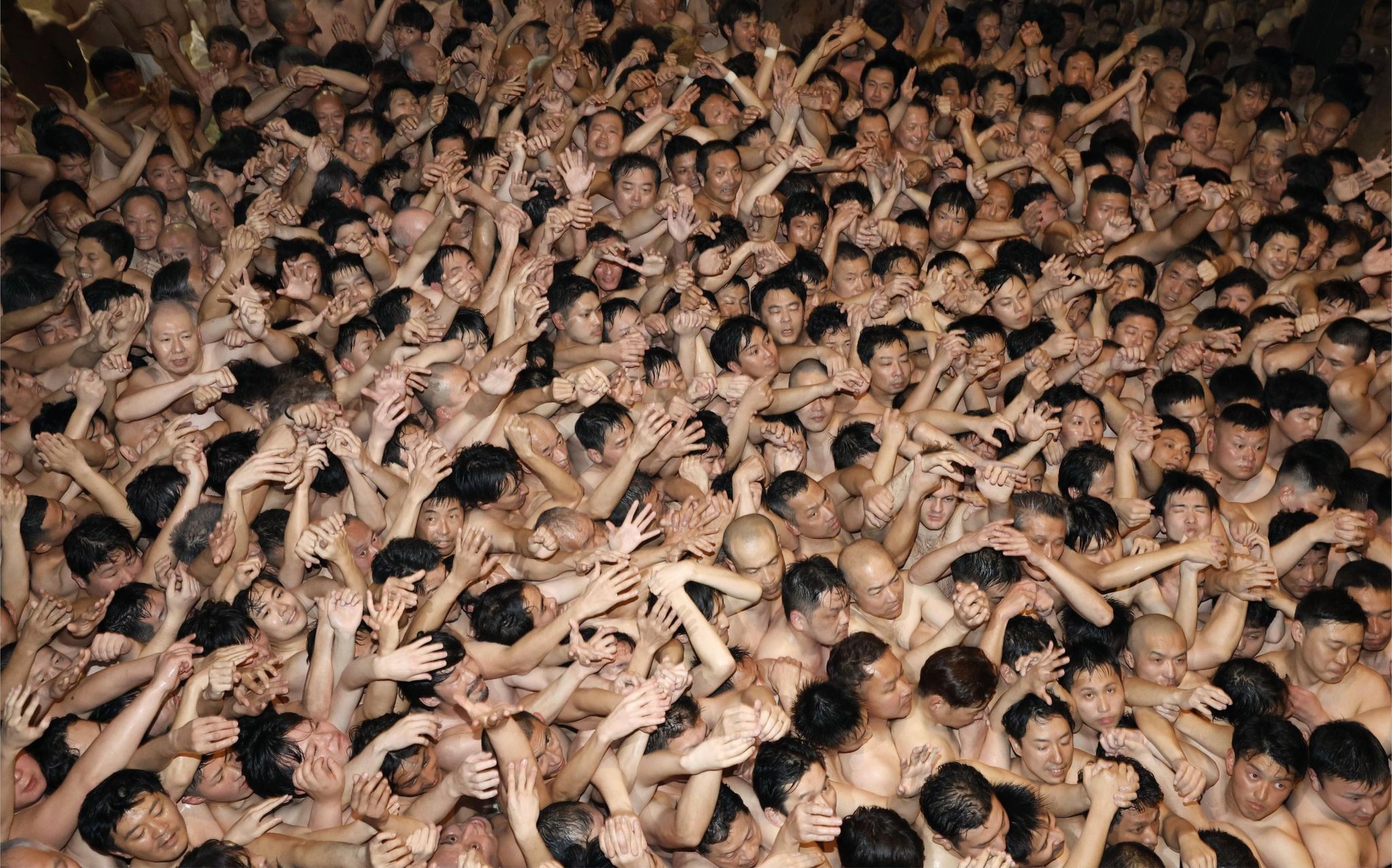 Die nackten Männer rangeln nach 1000 Jahren ein letztes Mal