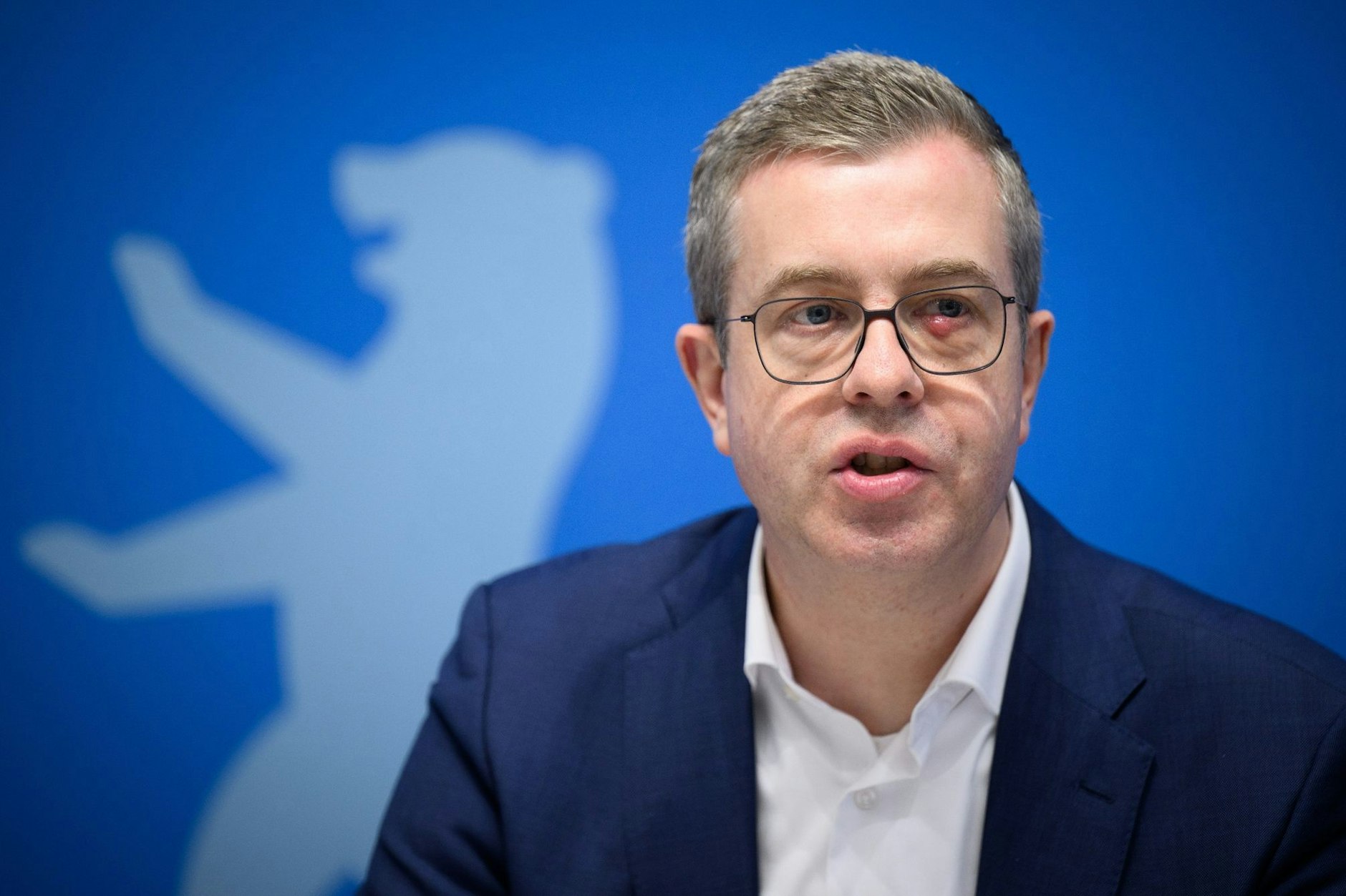 Stefan Evers (CDU), Berliner Senator für Finanzen, äußert sich bei einer Pressekonferenz. 