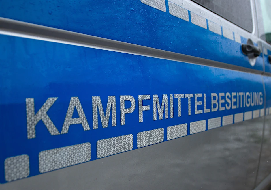 ARCHIV - «Kampfmittelbeseitigung» steht auf einem Fahrzeug vom Kampfmittelbeseitigungsdienst.  