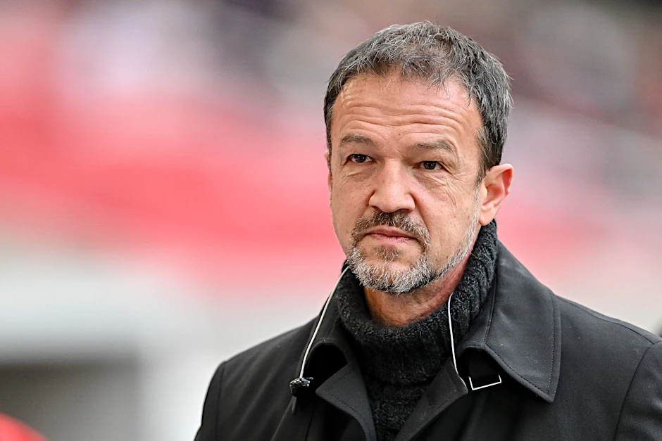 ARCHIV - Fredi Bobic steht vor dem Spiel im Stadion. Bobic und Hertha befinden sich in einem Rechtsstreit.  