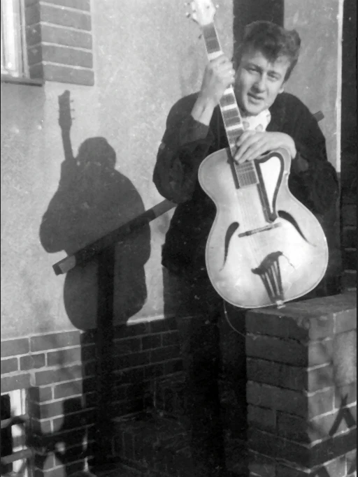 Dieter „Maschine“ Birr mit seiner Gitarre – das war noch weit vor seiner Puhdys-Zeit.
