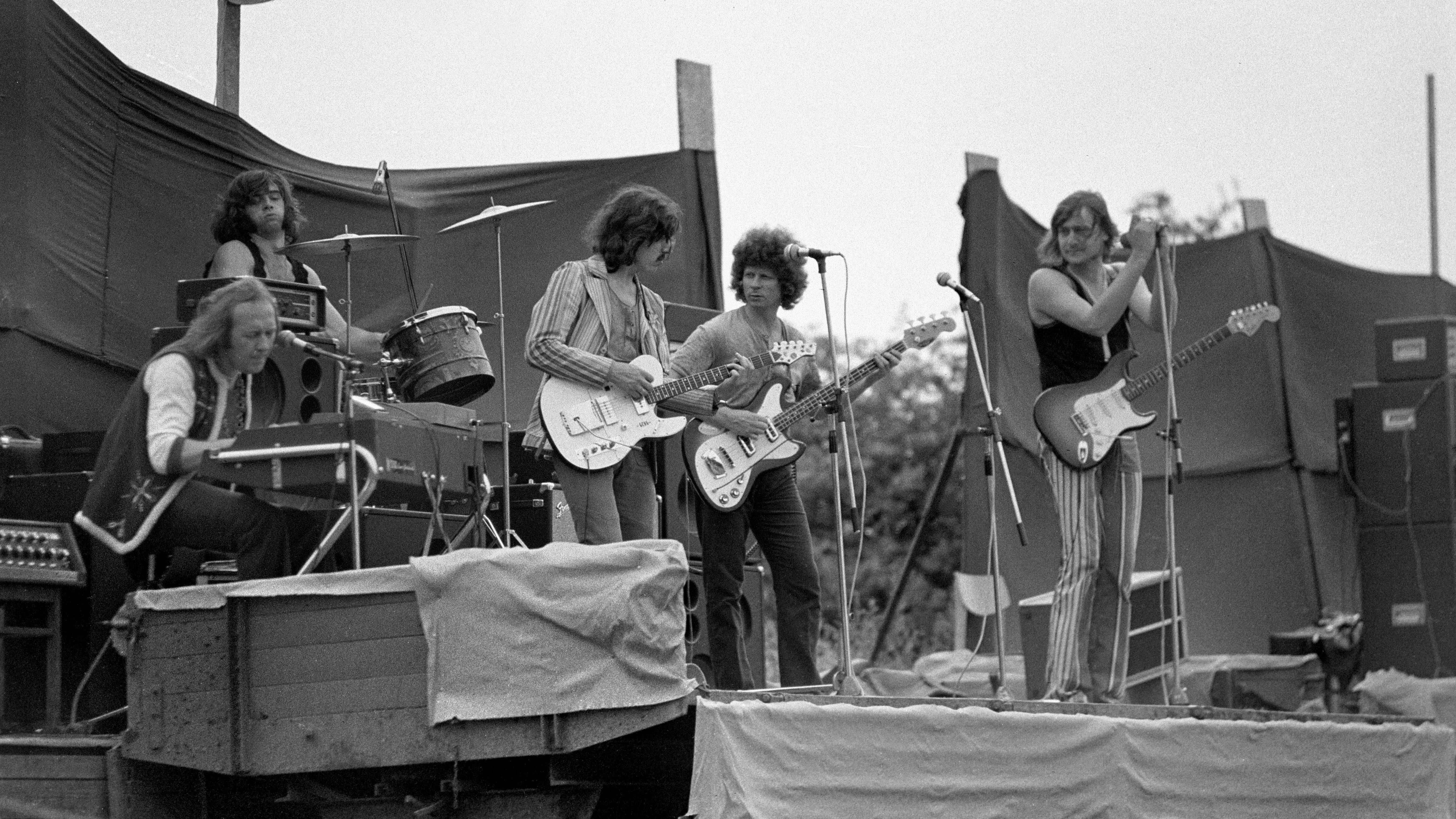 Die Puhdys 1972 bei einem Open-Air-Auftritt bei Magdeburg: Noch fehlt in den Anfangsjahren die große Bühnentechnik – doch Dieter „Maschine“ Birr und seine Kollegen rocken die Show. Manchmal sorgt das für Ärger.