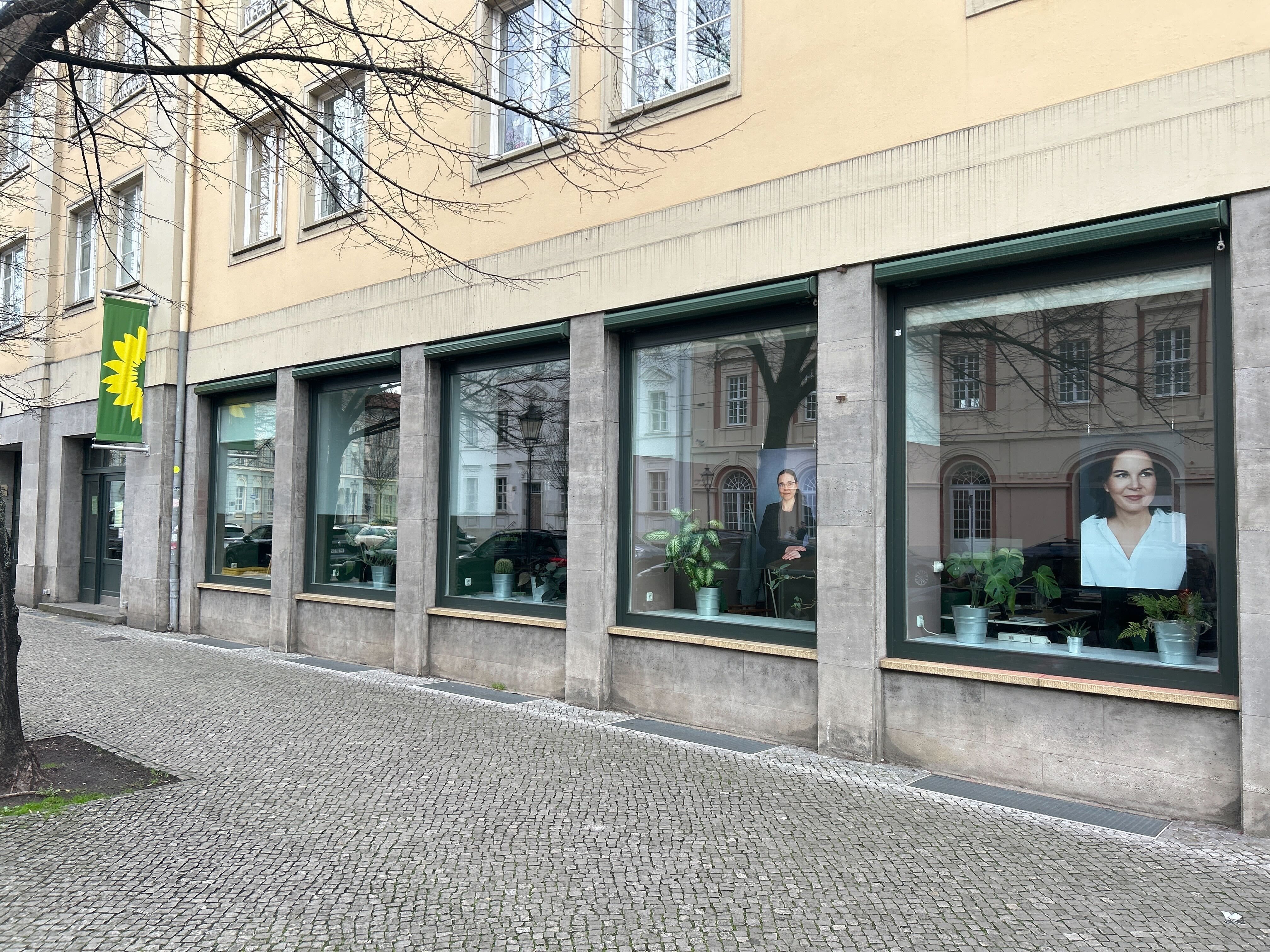 Annalena Baerbock: Wahlkreisbüro der Außenministerin mit „Assange“-Schriftzug beschmiert