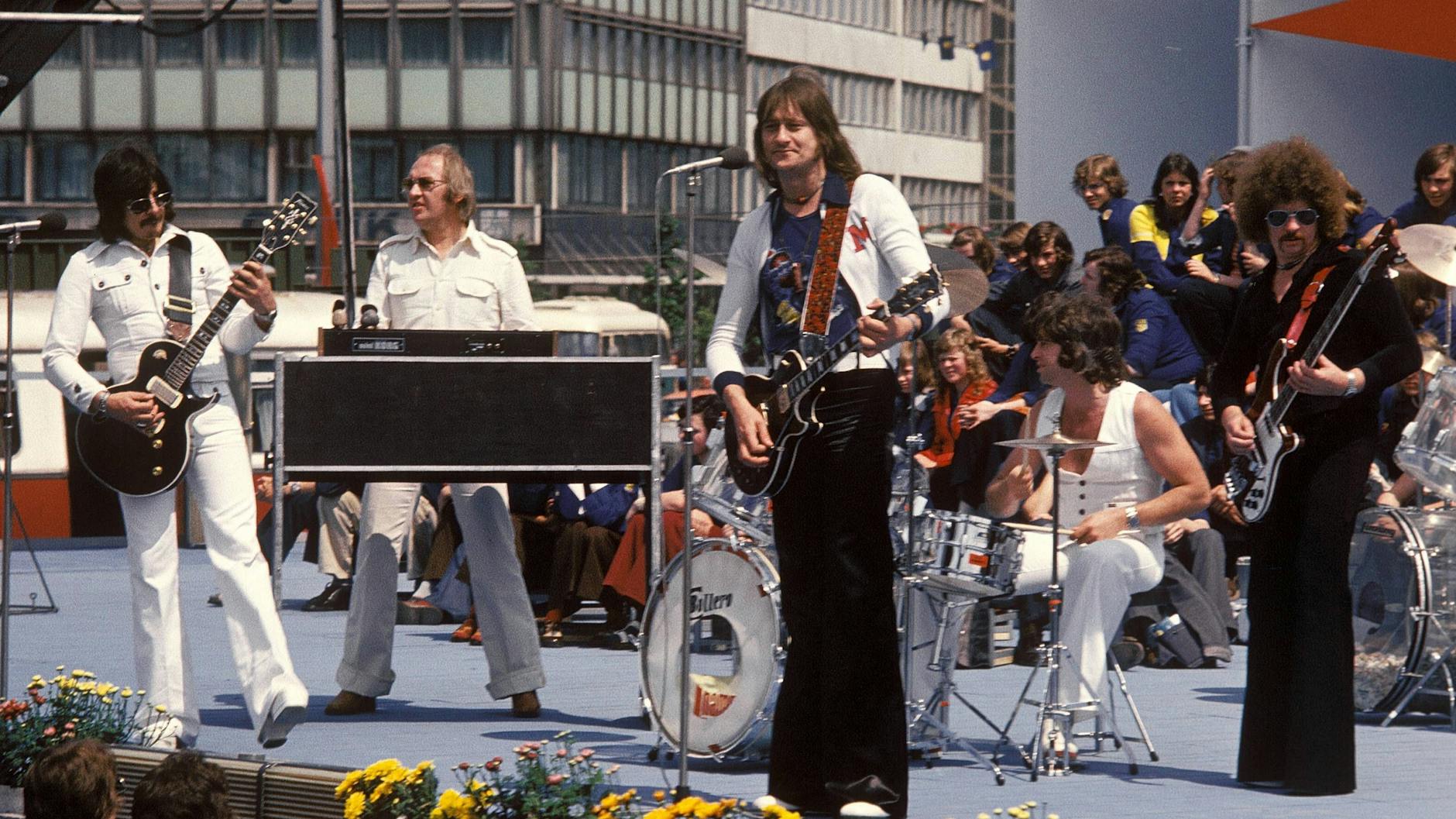 Dieter „Quaster“ Hertrampf, Peter „Eingehängt“ Meyer, Dieter „Maschine“ Birr, Gunther Wosylus und Harry Jeske (v. l. n. r.) rocken 1973 auf dem Alexanderplatz während der 10. Weltjugendfestspiele. Drei Jahre später dürfen die Puhdys erstmals im Westen spielen. 