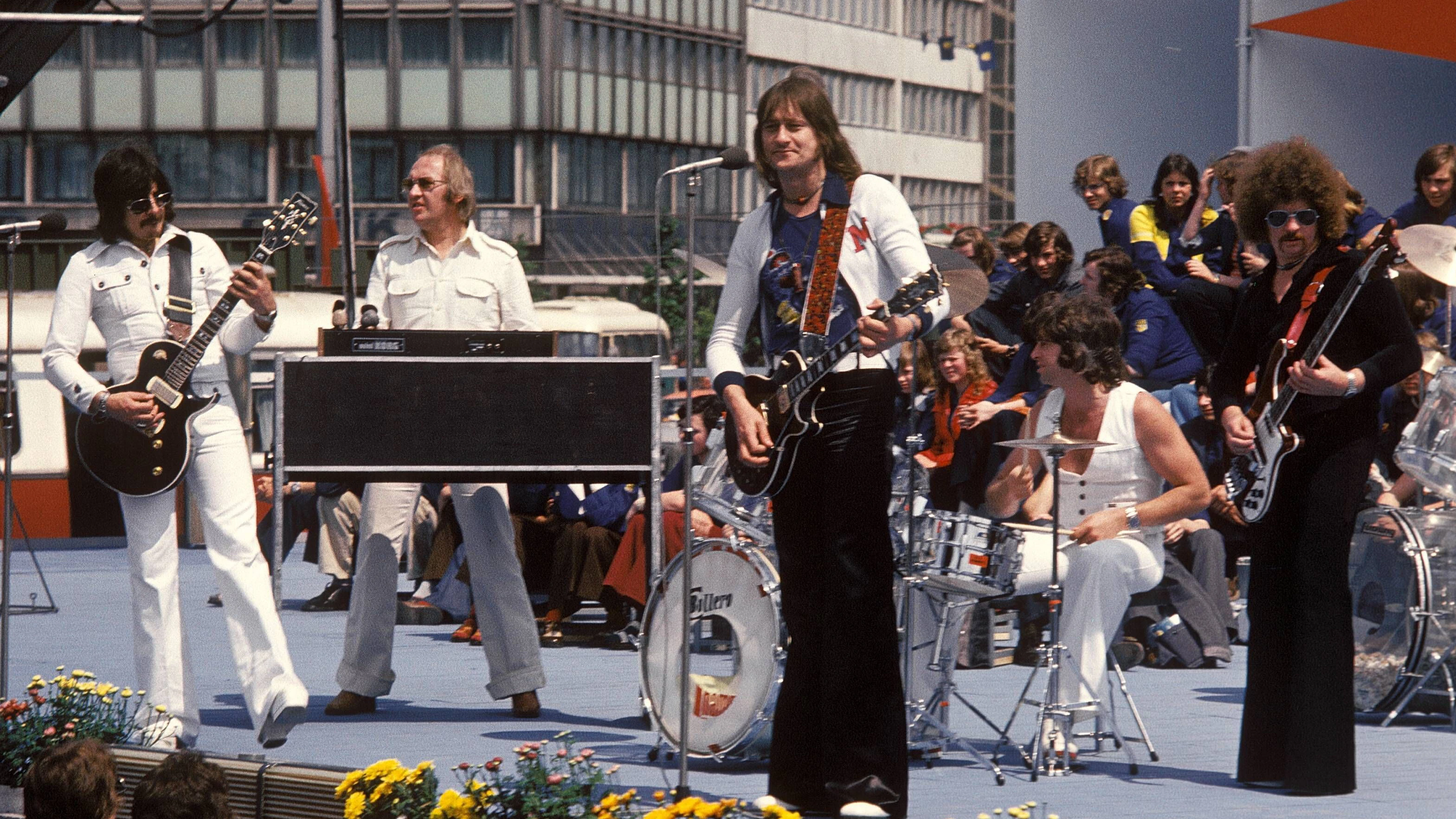 Dieter „Quaster“ Hertrampf, Peter „Eingehängt“ Meyer, Dieter „Maschine“ Birr, Gunther Wosylus und Harry Jeske (v. l. n. r.) rocken 1973 auf dem Alexanderplatz während der 10. Weltjugendfestspiele. Drei Jahre später dürfen die Puhdys erstmals im Westen spielen.&nbsp;