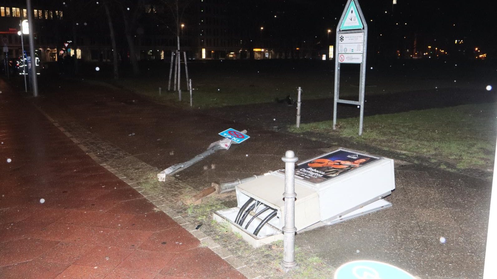 Der Mercedes-Fahrer hinterließ bei seiner Crash-Fahrt in der Karl-Heinrich-Ulrichs-Straße im Bezirk Schöneberg ein echtes Trümmerfeld.