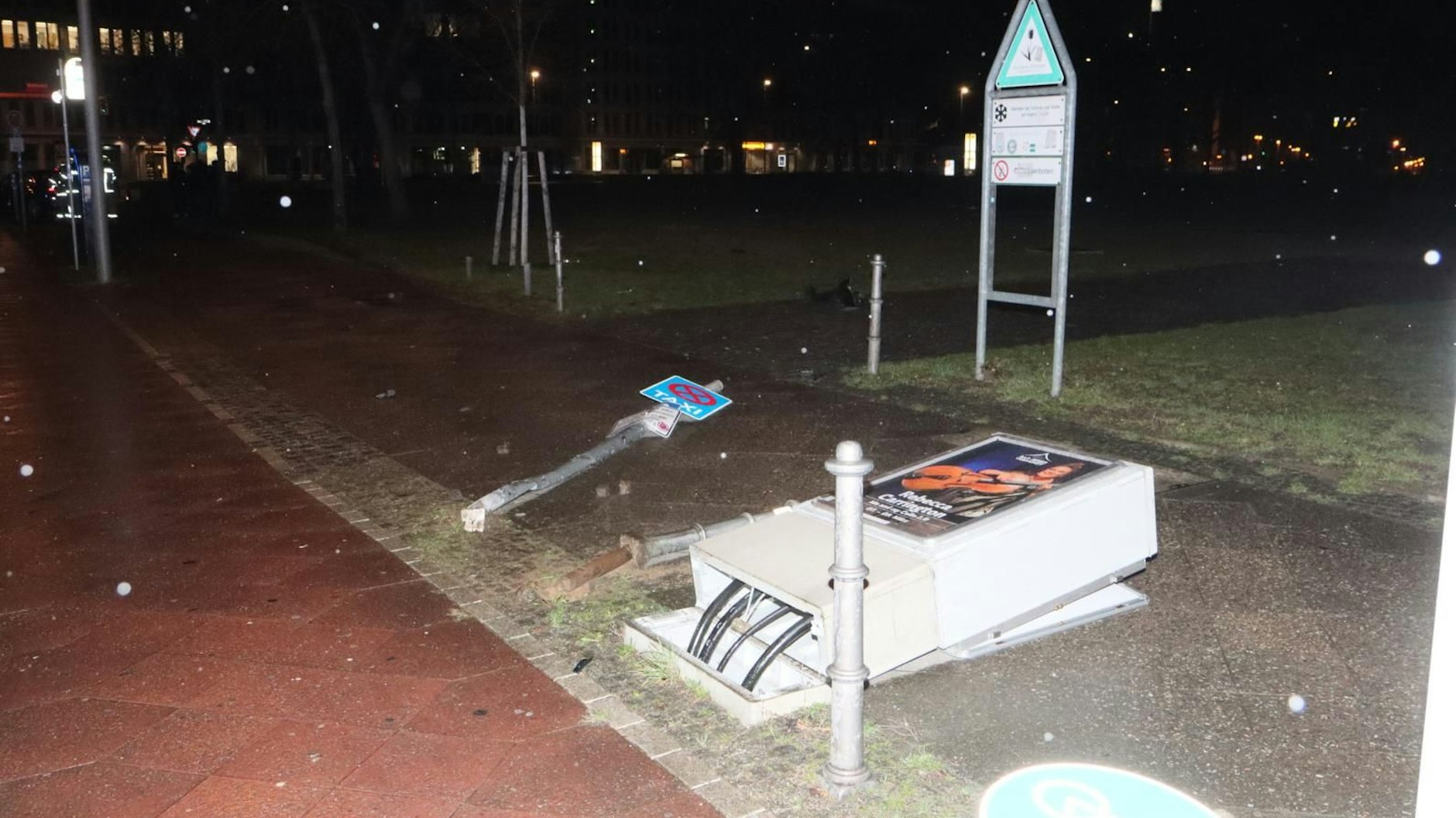 Der Mercedes-Fahrer hinterließ bei seiner Crash-Fahrt in der Karl-Heinrich-Ulrichs-Straße im Bezirk Schöneberg ein echtes Trümmerfeld.