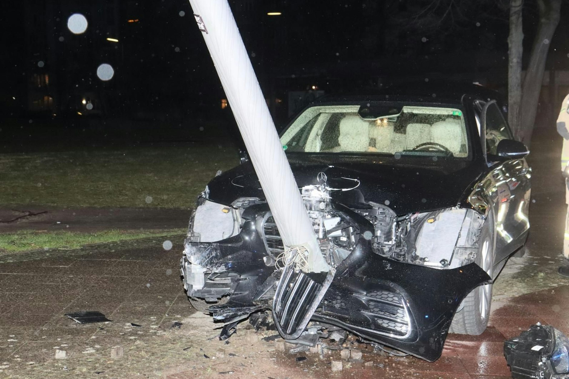 Der Fahrer eines Mercedes verlor in Schöneberg die Kontrolle über seinen Wagen, krachte in einen Laternenmast.
