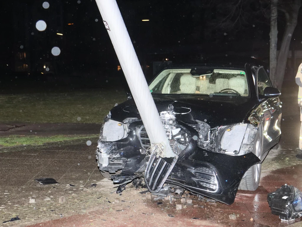 Horror-Unfall in Schöneberg: Mercedes-Fahrer hinterlässt Trümmerfeld!