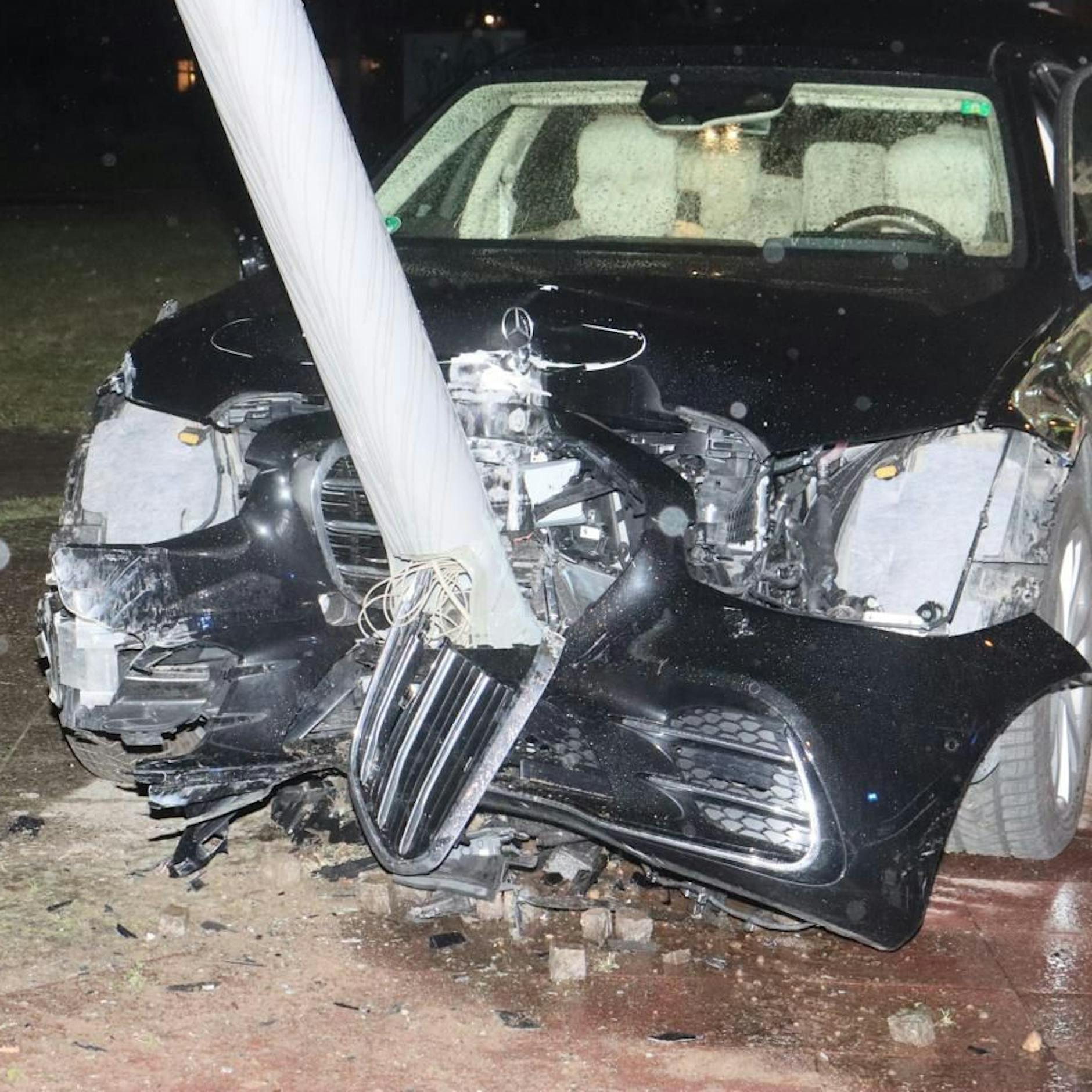 Horror-Unfall in Schöneberg: Mercedes-Fahrer hinterlässt Trümmerfeld!
