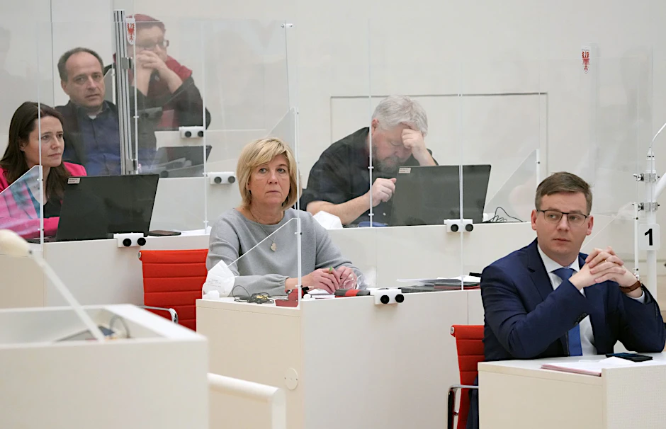 ARCHIV - Die Abgeordneten der Linken verfolgen während der Landtagssitzung eine Aktuelle Stunde.  a