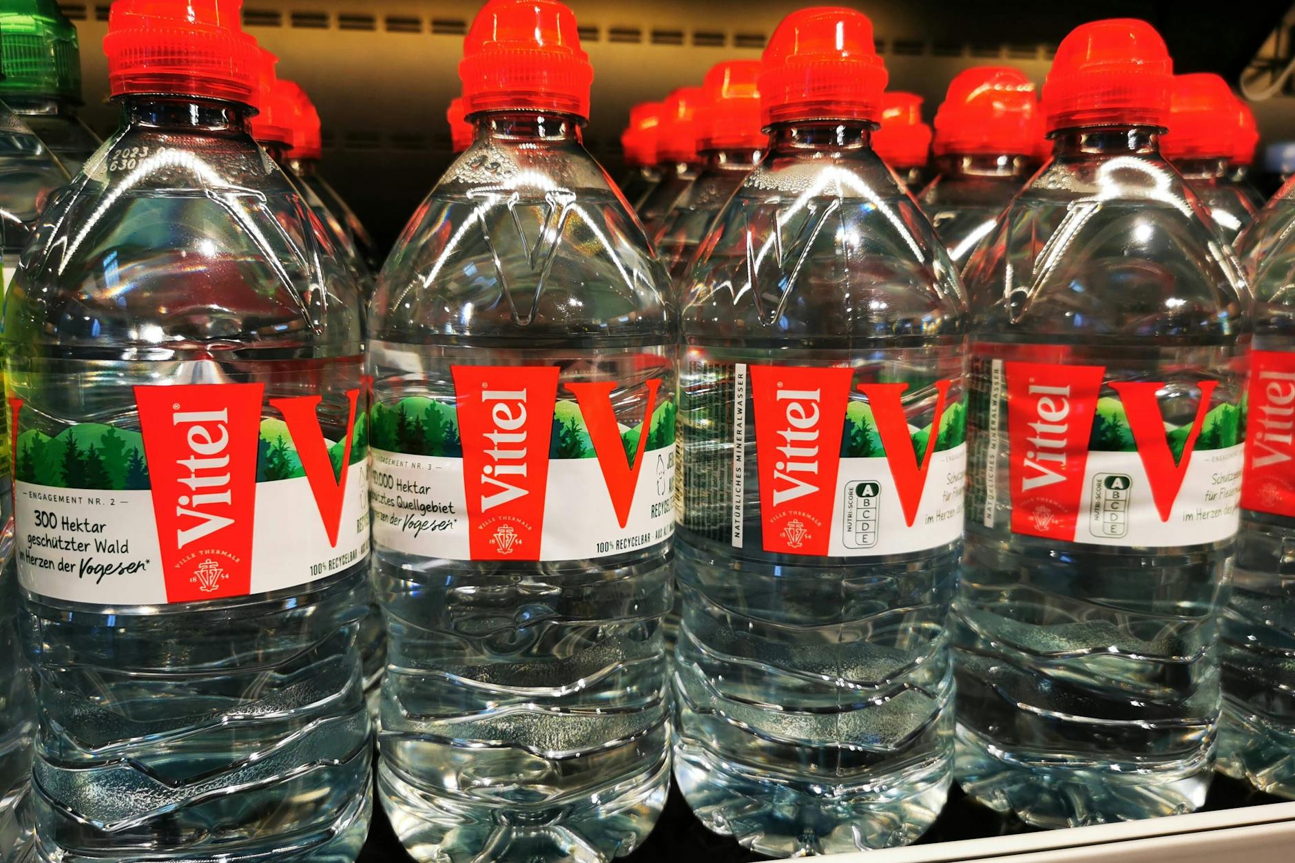 Der Konzern Nestlé soll Vittel -Mineralwasser illegal desinfiziert haben. 