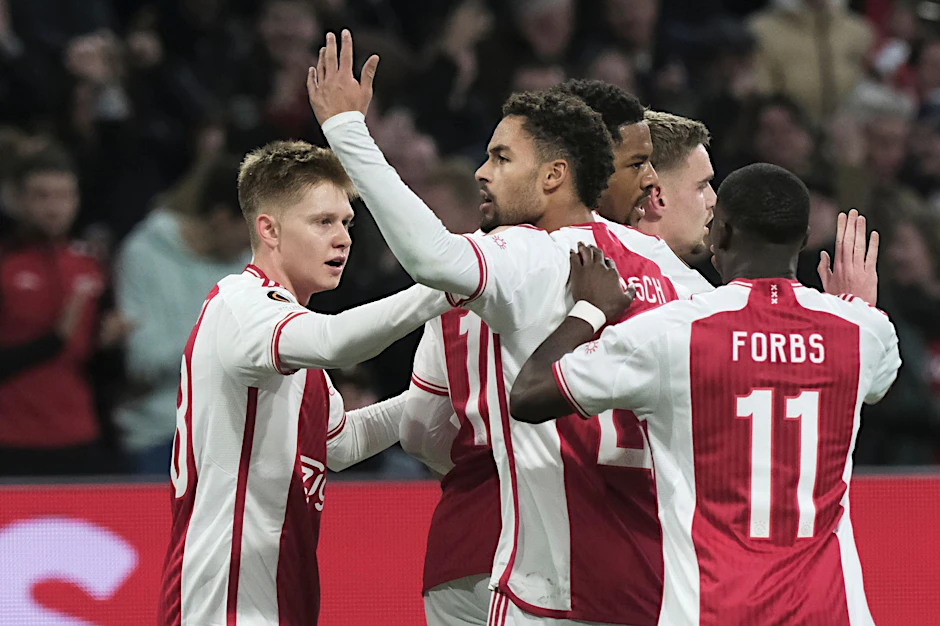 Beim Spiel Ajax Amsterdam gegen AEK Athen kam es zu Ausschreitungen zwischen den Fangruppen.  