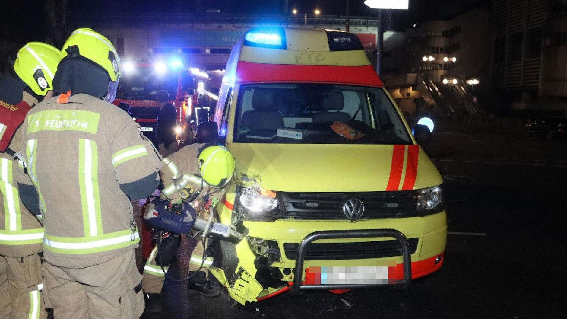 Der ziemlich demolierte Krankentransporter am Unfallort.