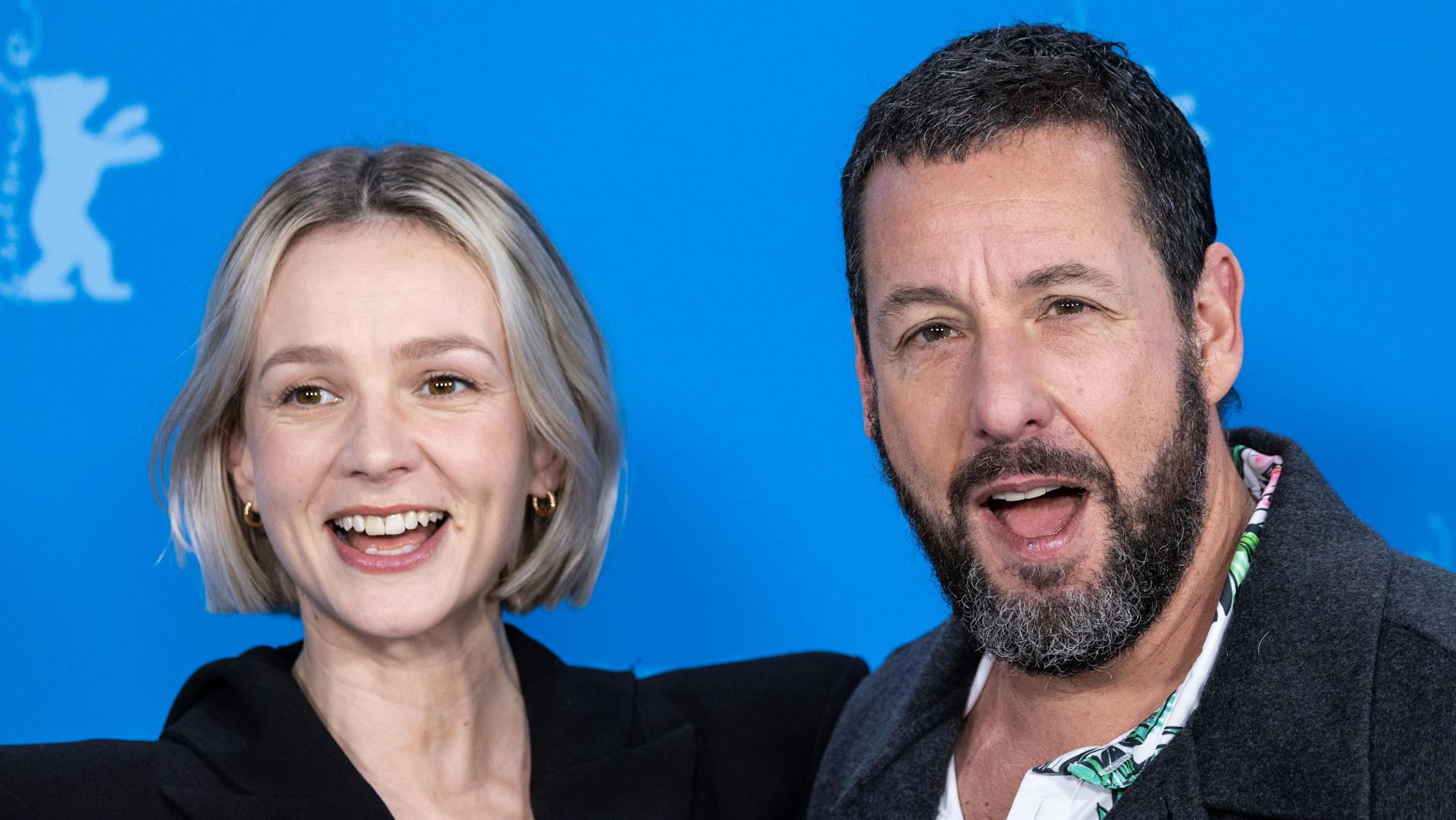 Die Schauspieler Carey Mulligan und Adam Sandler lächeln während eines Photocalls für den Berlinale-Film „Spaceman“ in Berlin.