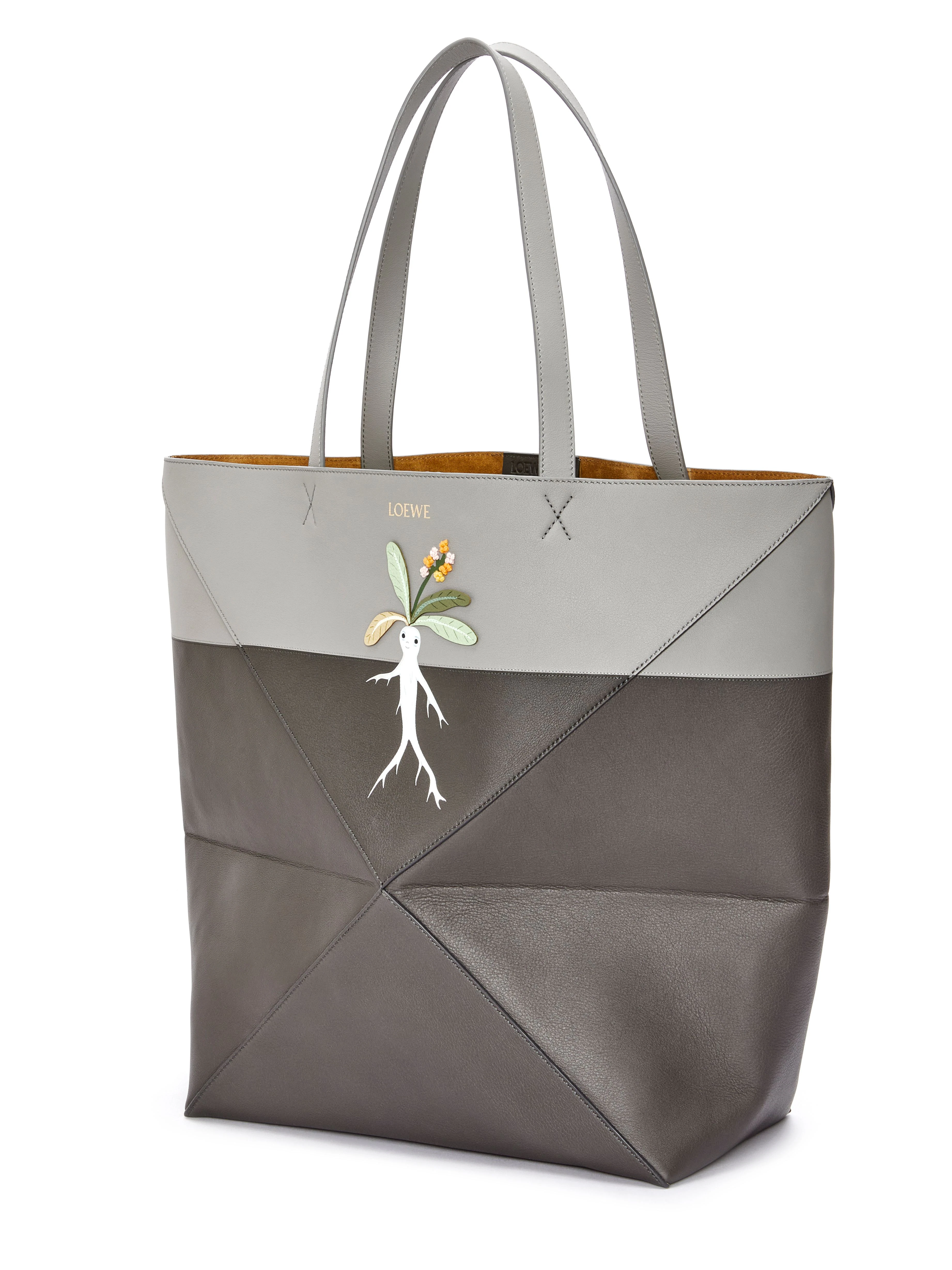 Der Loewe-Puzzle-Shopper lässt sich zu einem Quadrat zusammenfalten. Das großräumige Kalbsleder-Exemplar aus der Kollaboration mit Suna Fujita&nbsp;kostet 2150 Euro.