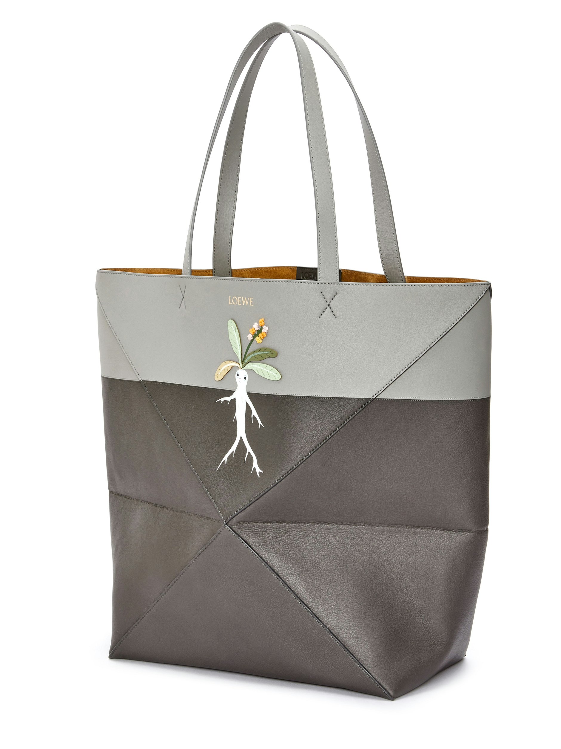 Der Loewe-Puzzle-Shopper lässt sich zu einem Quadrat zusammenfalten. Das großräumige Kalbsleder-Exemplar aus der Kollaboration mit Suna Fujita&nbsp;kostet 2150 Euro.