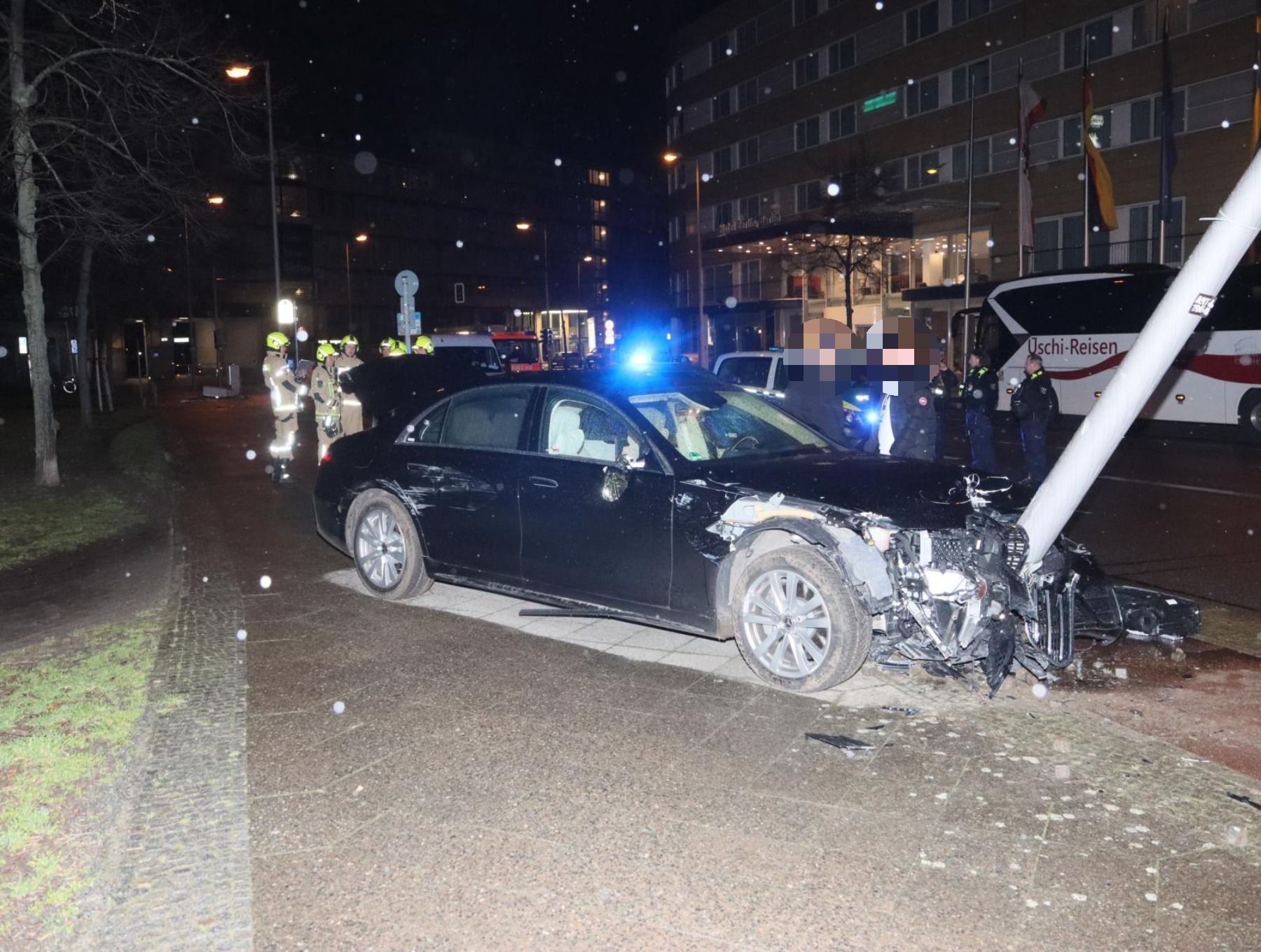 Berlin-Schöneberg: Mercedes rast in Laternenmast, Fahrer flüchtet zu Fuß
