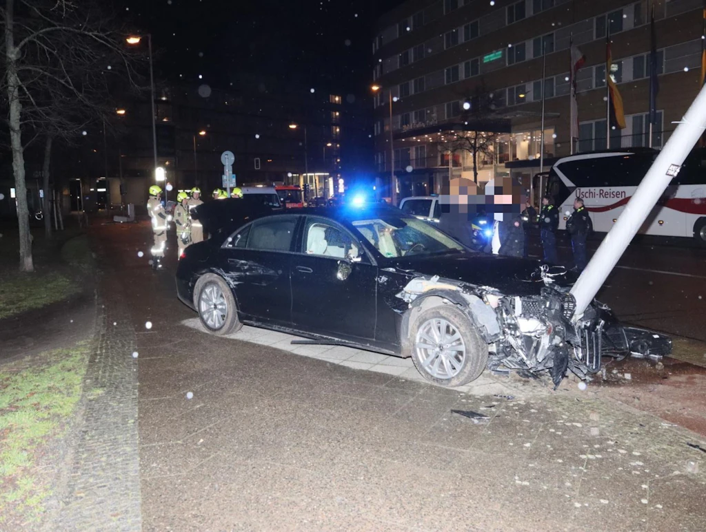 Schöneberg: Mercedes rast in Laterne, Fahrer flüchtet zu Fuß