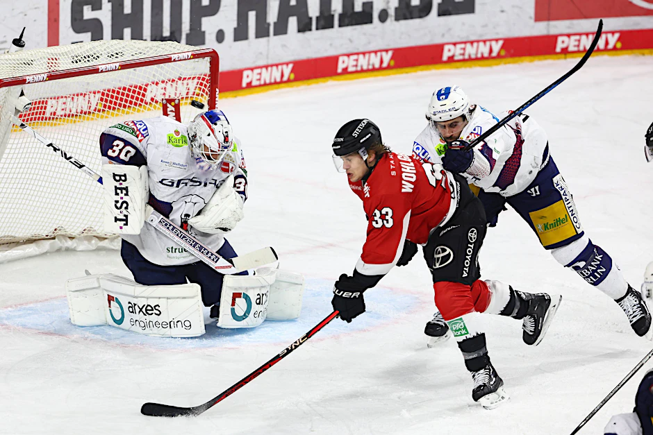 Eisbär Jake Hildebrand pariert den Schuss von Tim Wohlgemuth von den Kölner Haien.&nbsp;