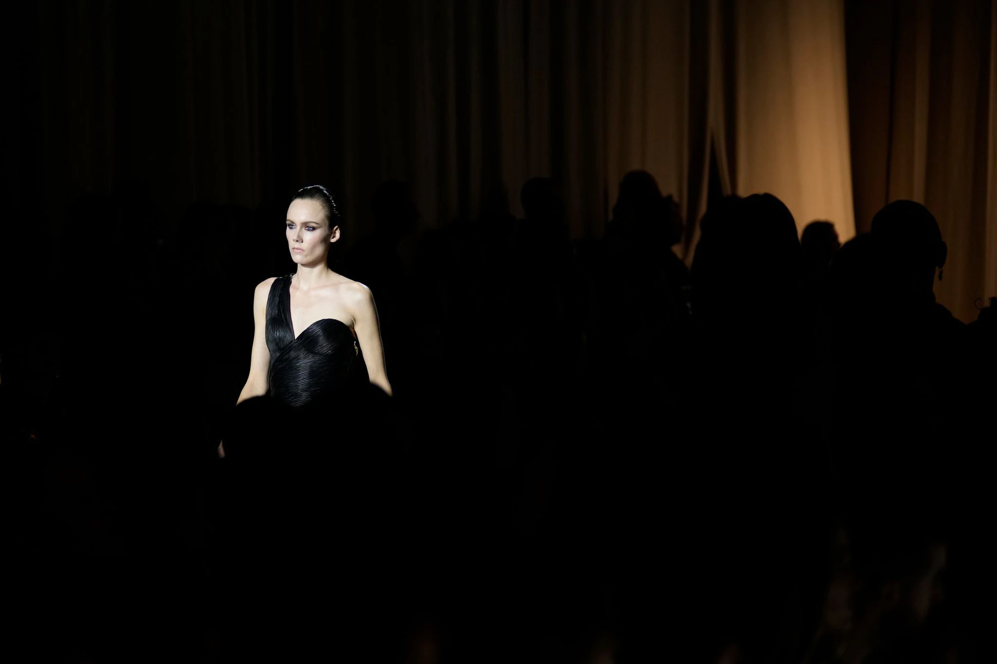 Ein Model zeigt auf der Mailänder Fashion Week eine Kreation aus der aktuellen Herbst-Winter-Kollektion des Modedesigners Roberto Cavalli.  