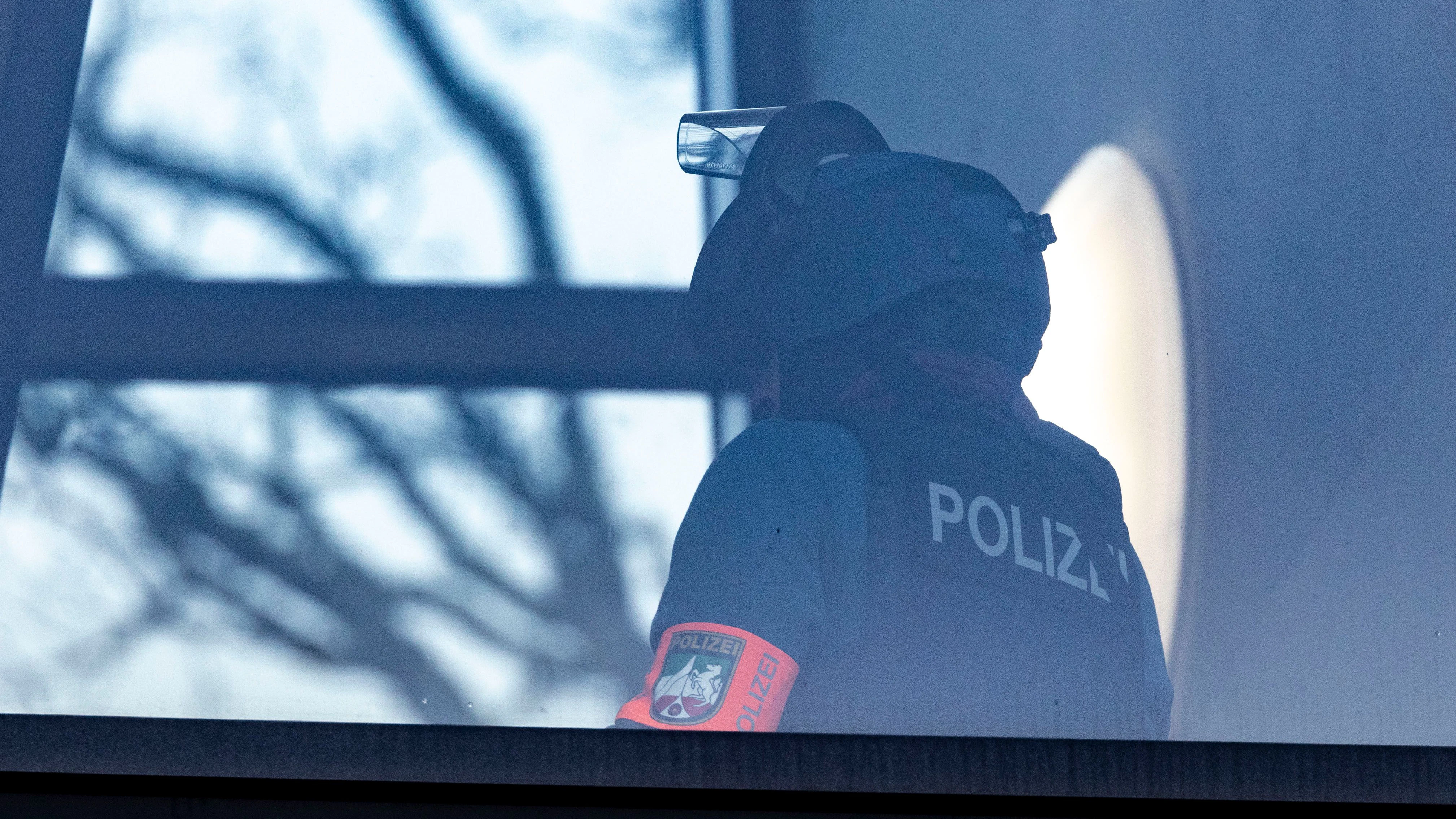 Ein Beamter eines Spezialeinsatzkommandos SEK in der Wuppertaler Schule. Der Täter wurde in der vierten Etage des Gebäudes festgenommen.