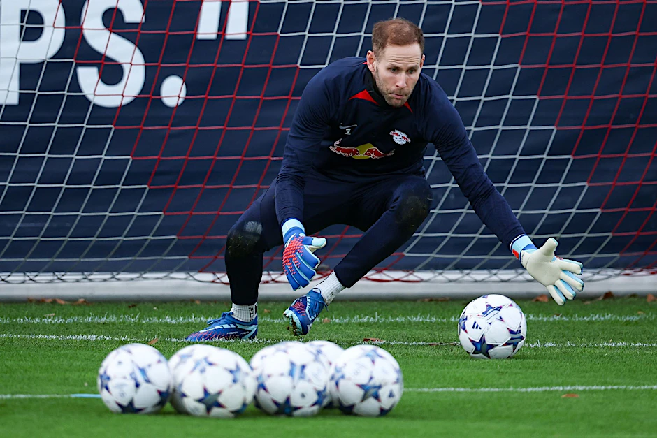ARCHIV - Leipzigs Torwart Peter Gulacsi fordert für das Bayern-Spiel eine Top-Leistung seiner Mannschaft.  