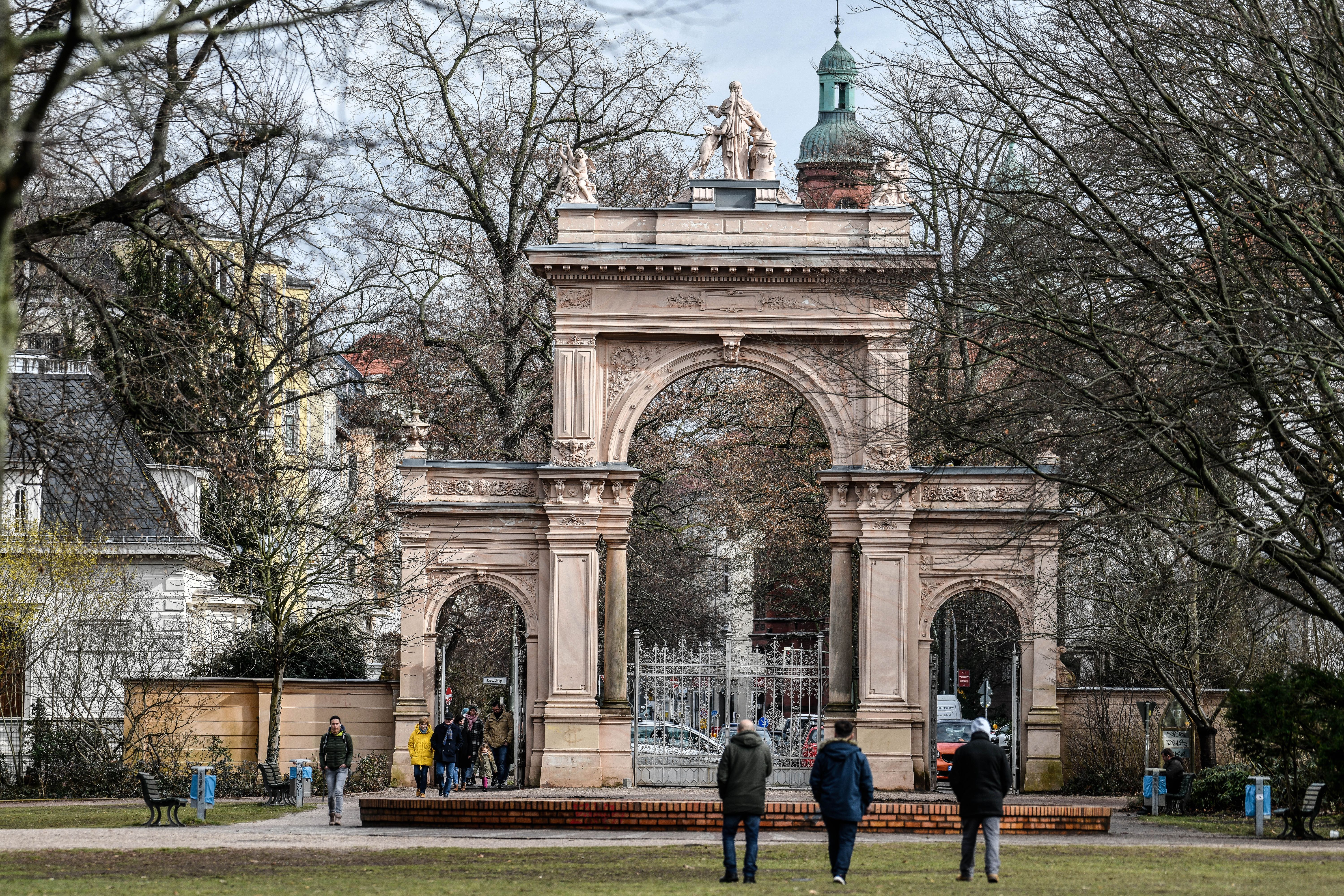 Fünfjährige Anissa getötet: Neue Gedenkstätte im Bürgerpark Pankow eingeweiht