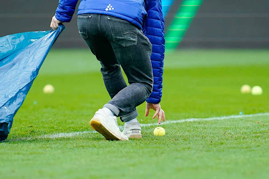ARCHIV - Bei der Höhe künftiger Strafen geht es nicht um die Anzahl der geworfenen Tennisbälle.  