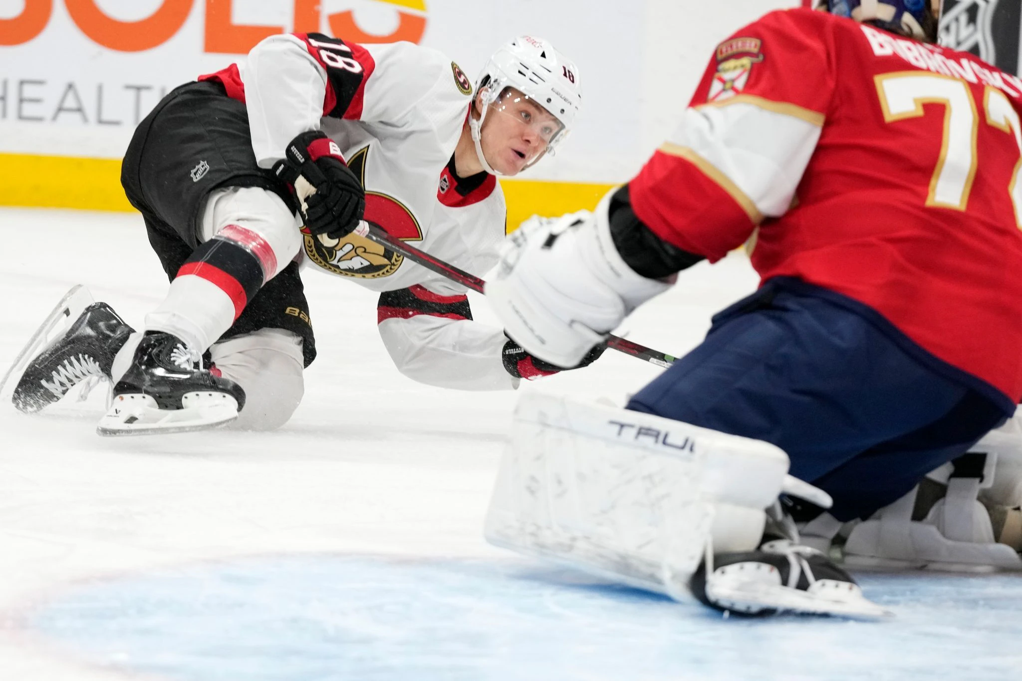 Das 14. Saisontor von Eishockey-Nationalspieler Tim Stützle (l) hat den Ottawa Senators in der NHL nicht zum Sieg gereicht. Der 22-Jährige aus Viersen traf gegen die Florida Panthers zum 2:2, doch in der Verlängerung kassierte sein Team noch ein Gegentor.  