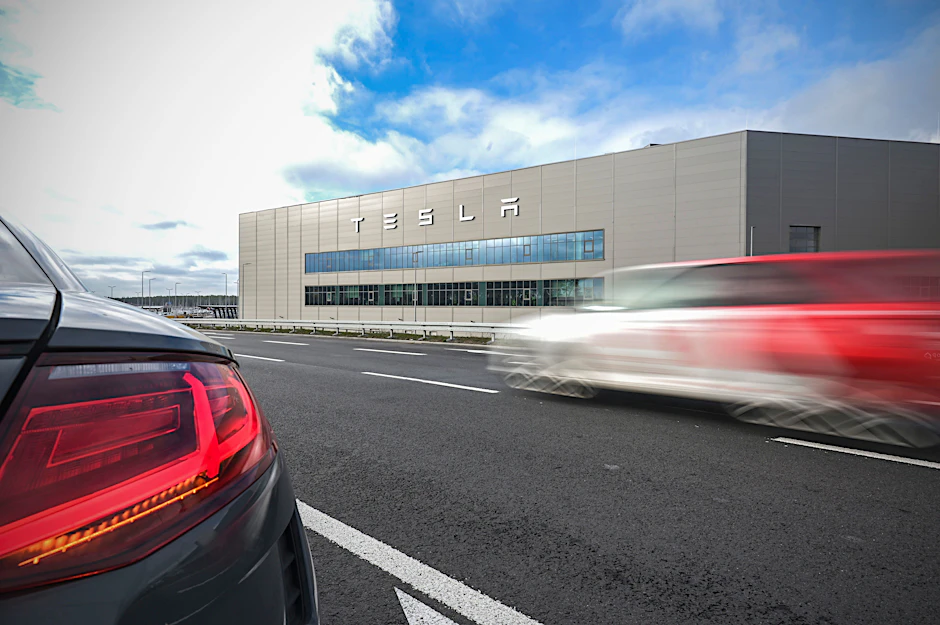Seit März 2022 werden E-Autos der Marke Tesla von Brandenburg in die ganze Welt exportiert. Des einen Freud ist aber bis heute des anderen Leid.