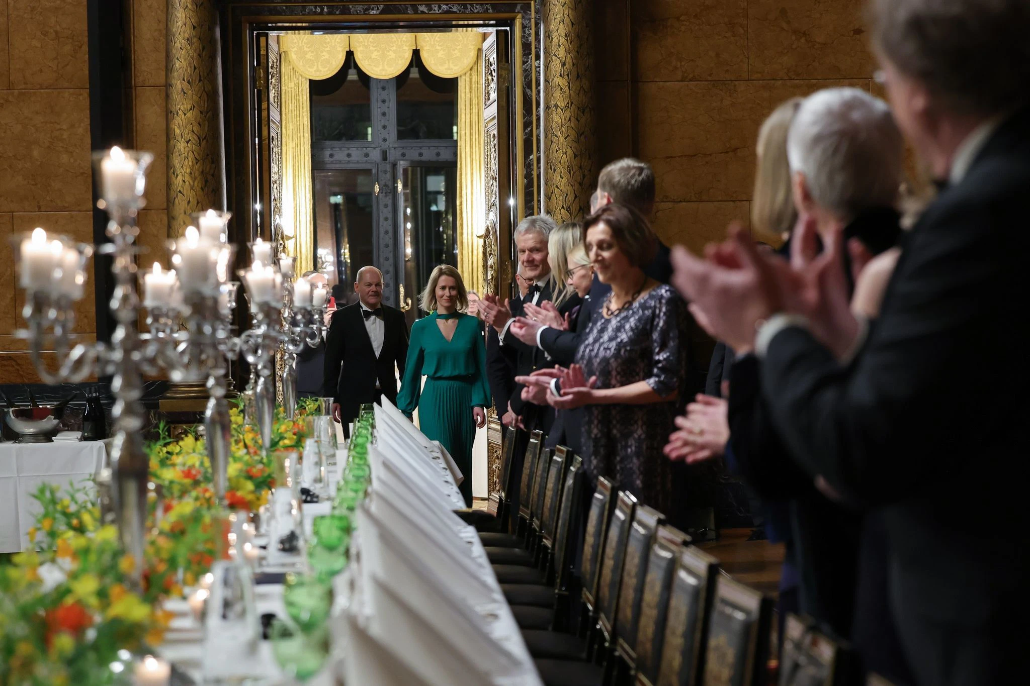 Das Matthiae-Mahl in Hamburg gilt als das älteste noch stattfindende Festmahl der Welt. Traditionell werden wichtige Ehrengäste geladen - wie Bundeskanzler Olaf Scholz (l) und Estlands Regierungschefin Kaja Kallas. Auch in diesem Jahr geht es um den Ukraine-Krieg.  