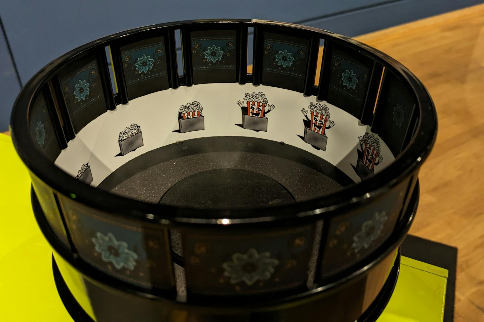 Eine hübsche sogenannte Wundertrommel darf ausprobiert werden.