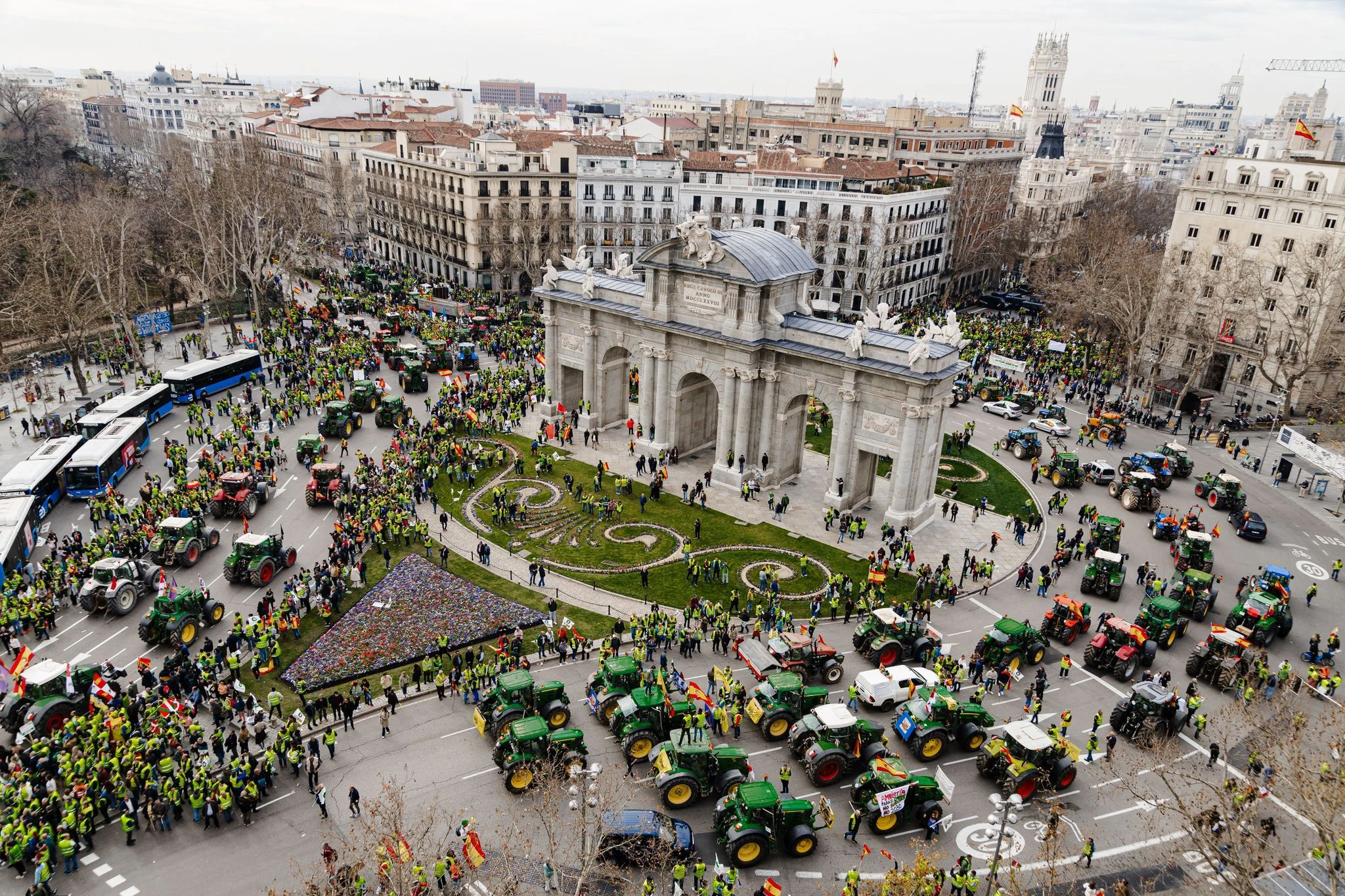 Spanische Bauern protestieren nun bereits seit 16 Tagen für höhere Preise ihrer Erzeugnisse, mehr Unterstützung vom Staat und den Schutz vor unfairen Importen. Zahlreiche Traktoren erreichen hier die Puerta de Alcalá in Madrid.  