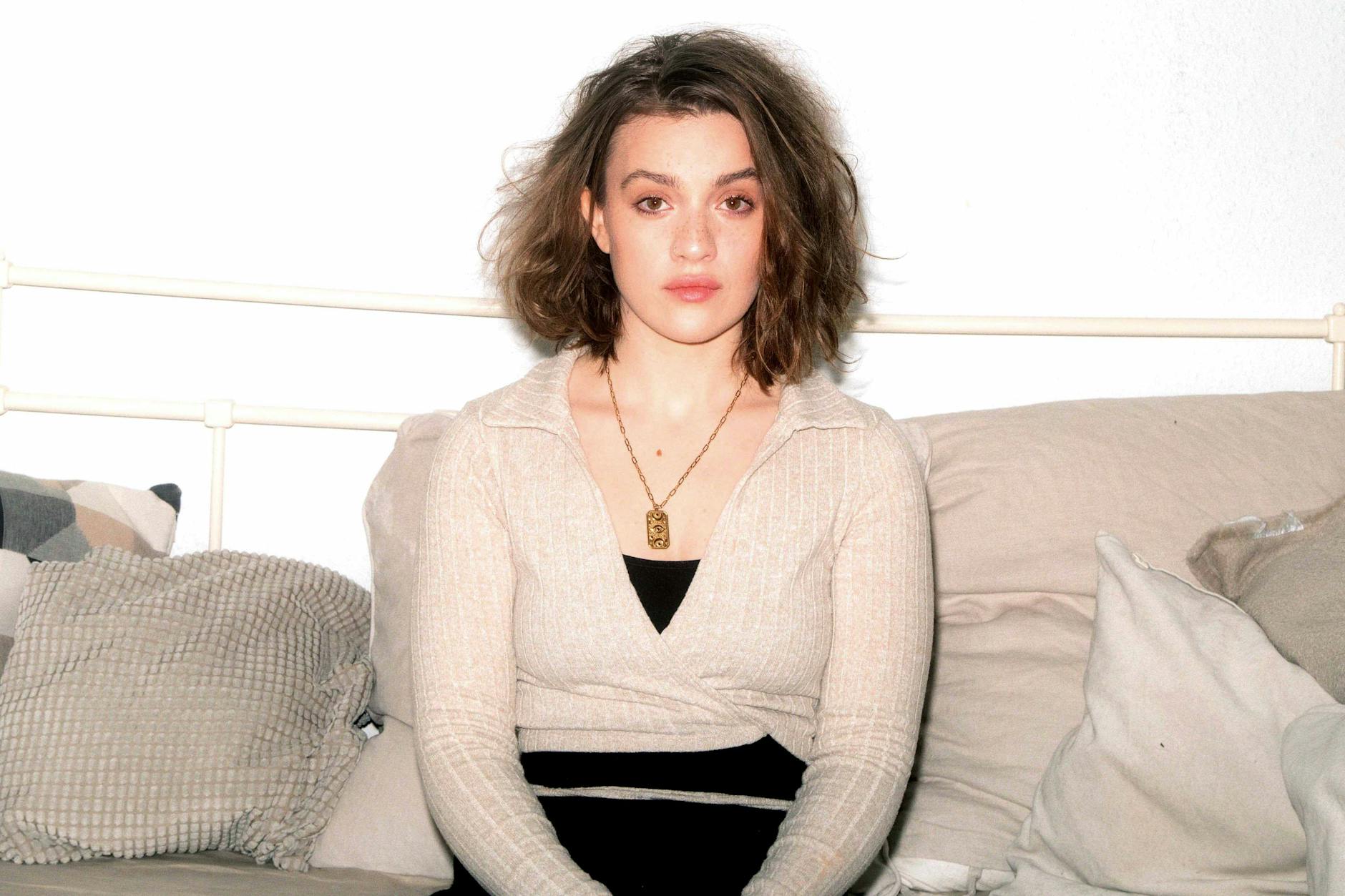 Felicia Binger gibt Impfgeschädigten in Deutschland ein Gesicht. Viele trauen sich nicht vor die Kamera – aus Angst vor Diskriminierung.