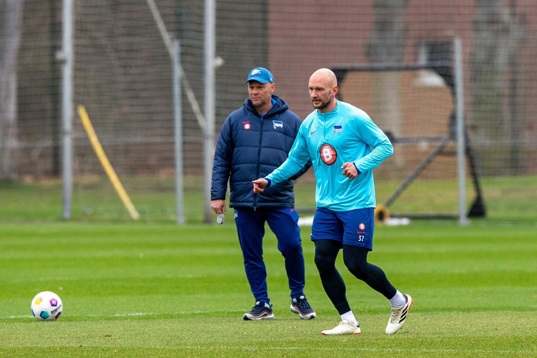 Kapitän Toni Leistner gibt im Training Vollgas. Hertha-Coach Pal Dardai schaut genau zu.