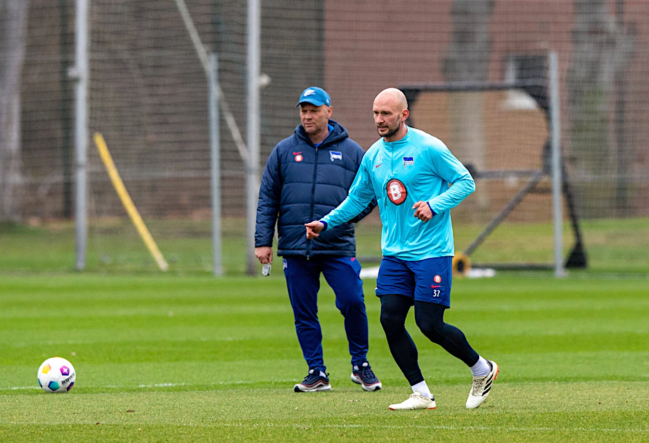 Kapitän Toni Leistner gibt im Training Vollgas. Hertha-Coach Pal Dardai schaut genau zu.