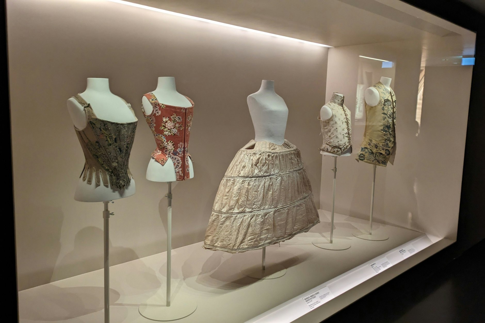 Diese Stücke trug man im 18. Jahrhundert unter der Kleidung.