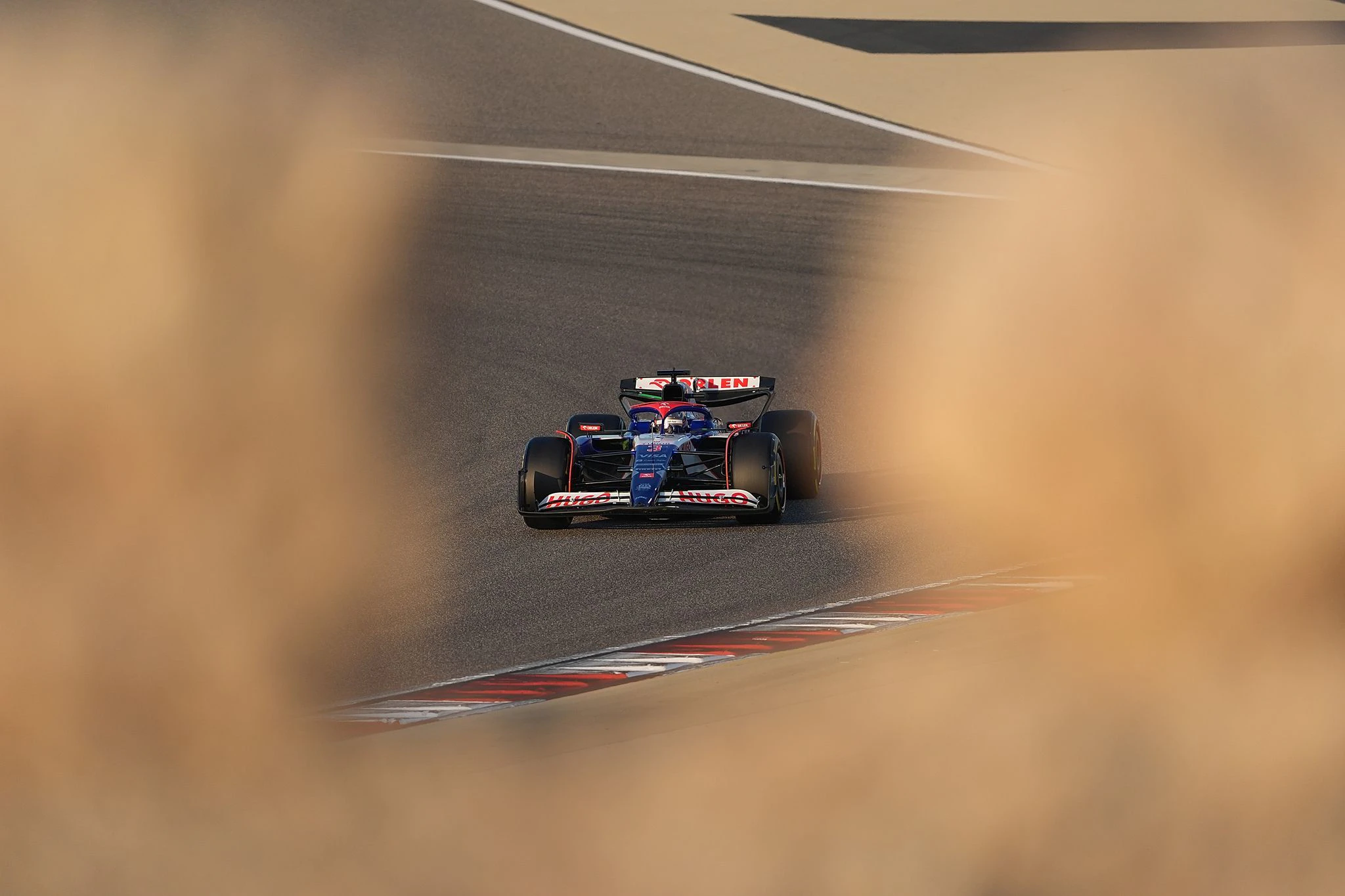 Auf der Rennstrecke von Bahrain sind die Testfahrten vor dem Start der neuen Formel 1 Saison gestartet. Daniel Ricciardo aus Australien ist gerade auf der Bahn unterwegs.  