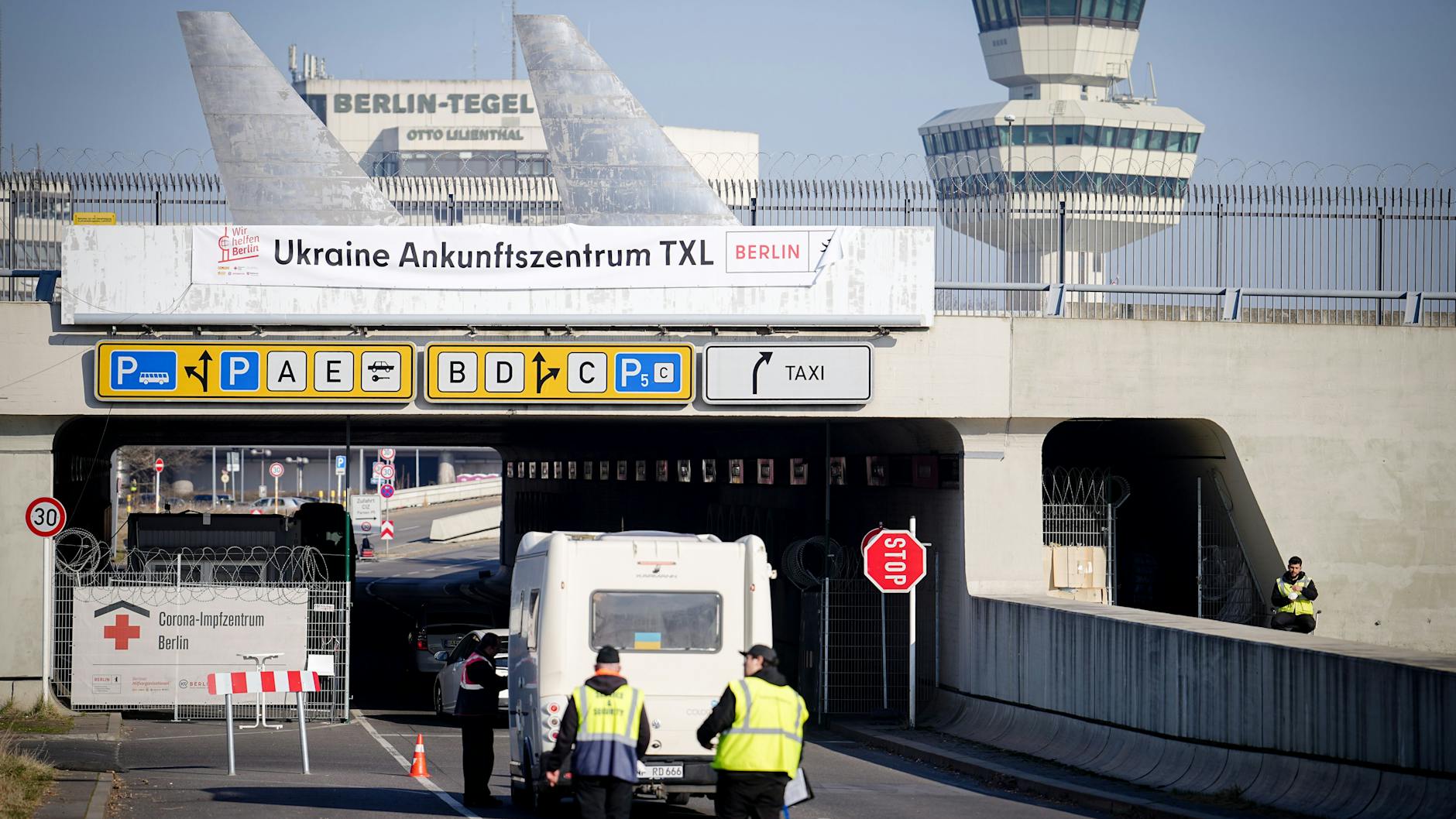 „Ukraine Ankunftszentrum TXL“, steht über der Zufahrt zum ehemaligen Flughafen Tegel. Hier eskalierte ein Streit zwischen zwei Wachleuten.
