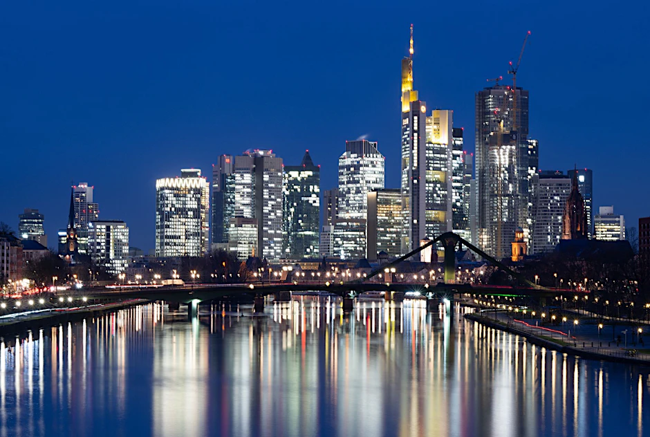 dpatopbilder - Die Lichter der Bankenskyline von Frankfurt am Main leuchten im letzten Licht des Tages.  