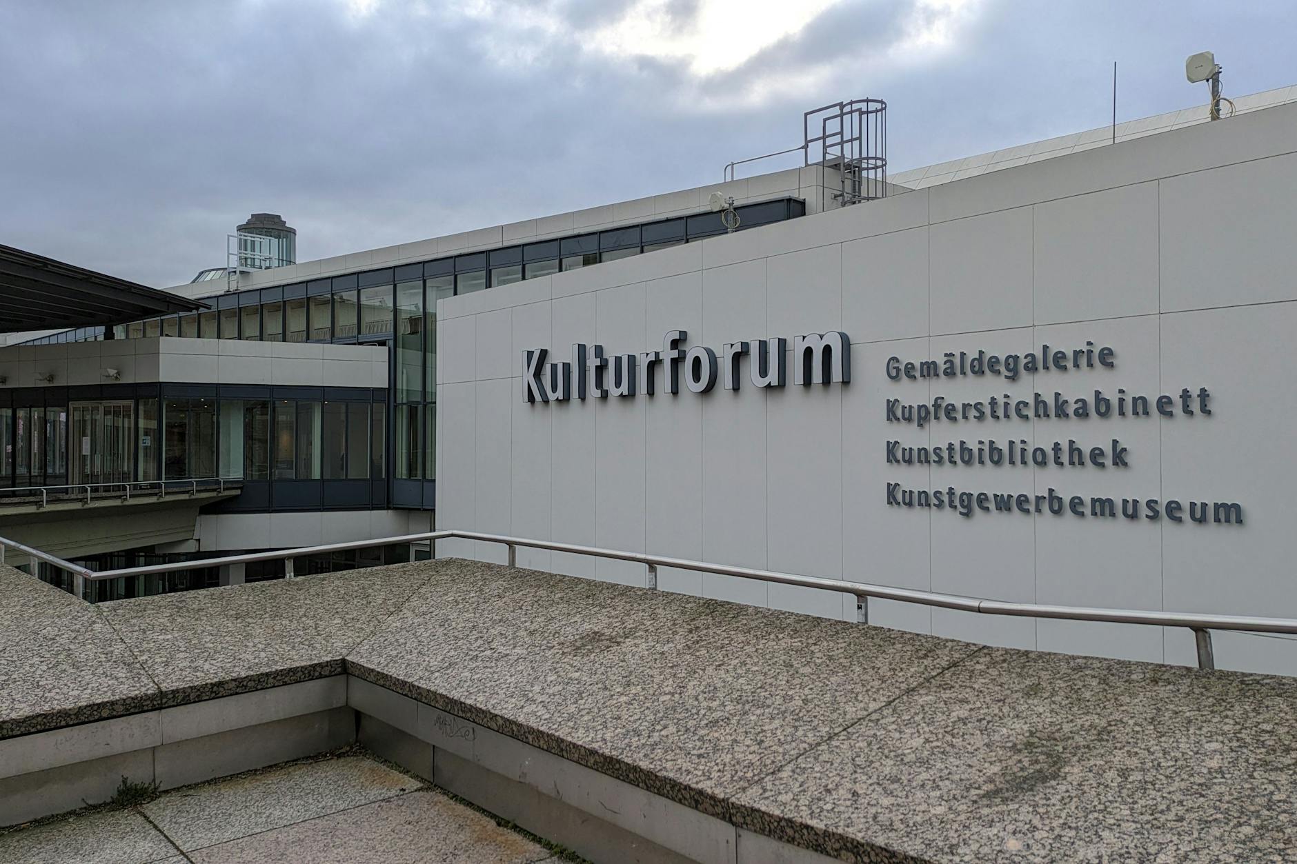 Das Kulturforum am Potsdamer Platz ist bei jedem Wetter der ideale Ort, wenn man Kunst und Geschichte störungsfrei genießen möchte.
