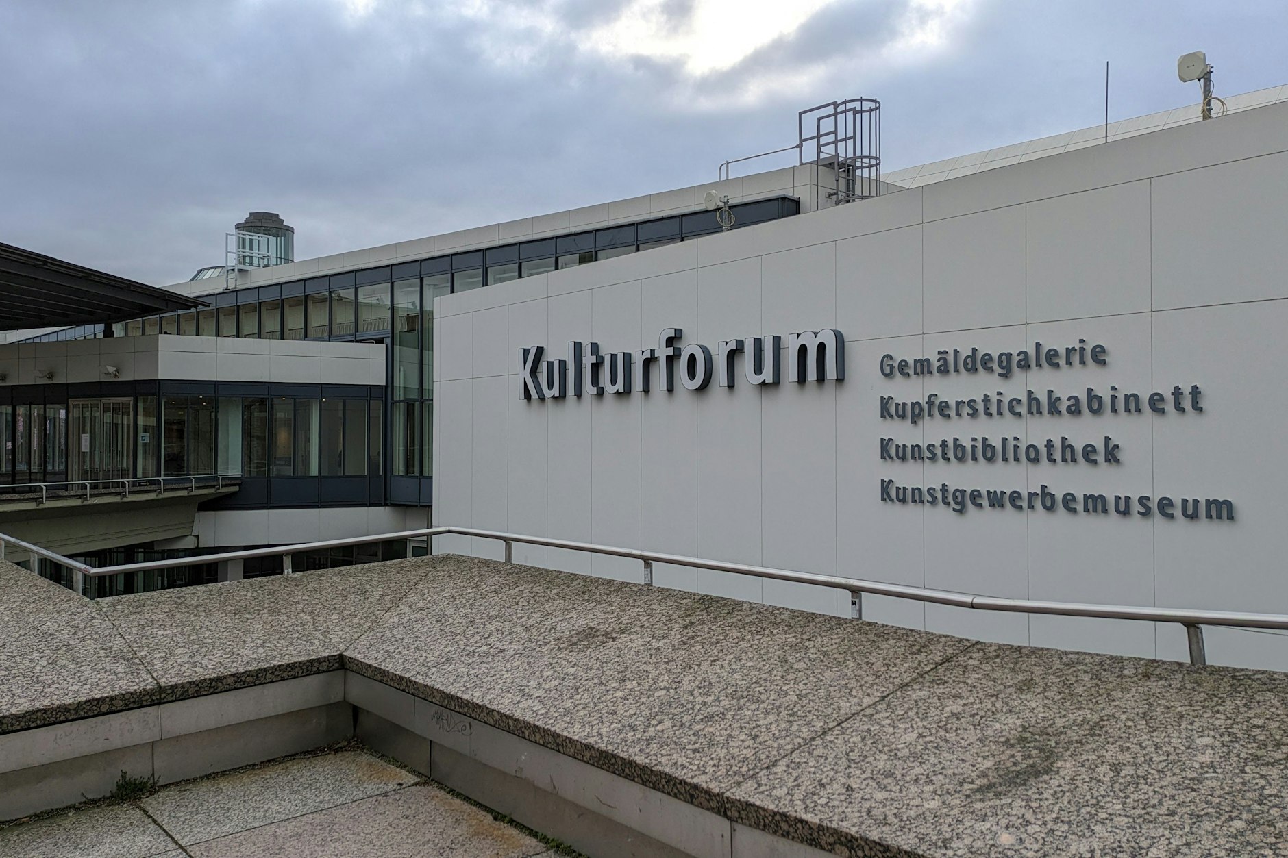 Das Kulturforum am Potsdamer Platz ist bei jedem Wetter der ideale Ort, wenn man Kunst und Geschichte störungsfrei genießen möchte.